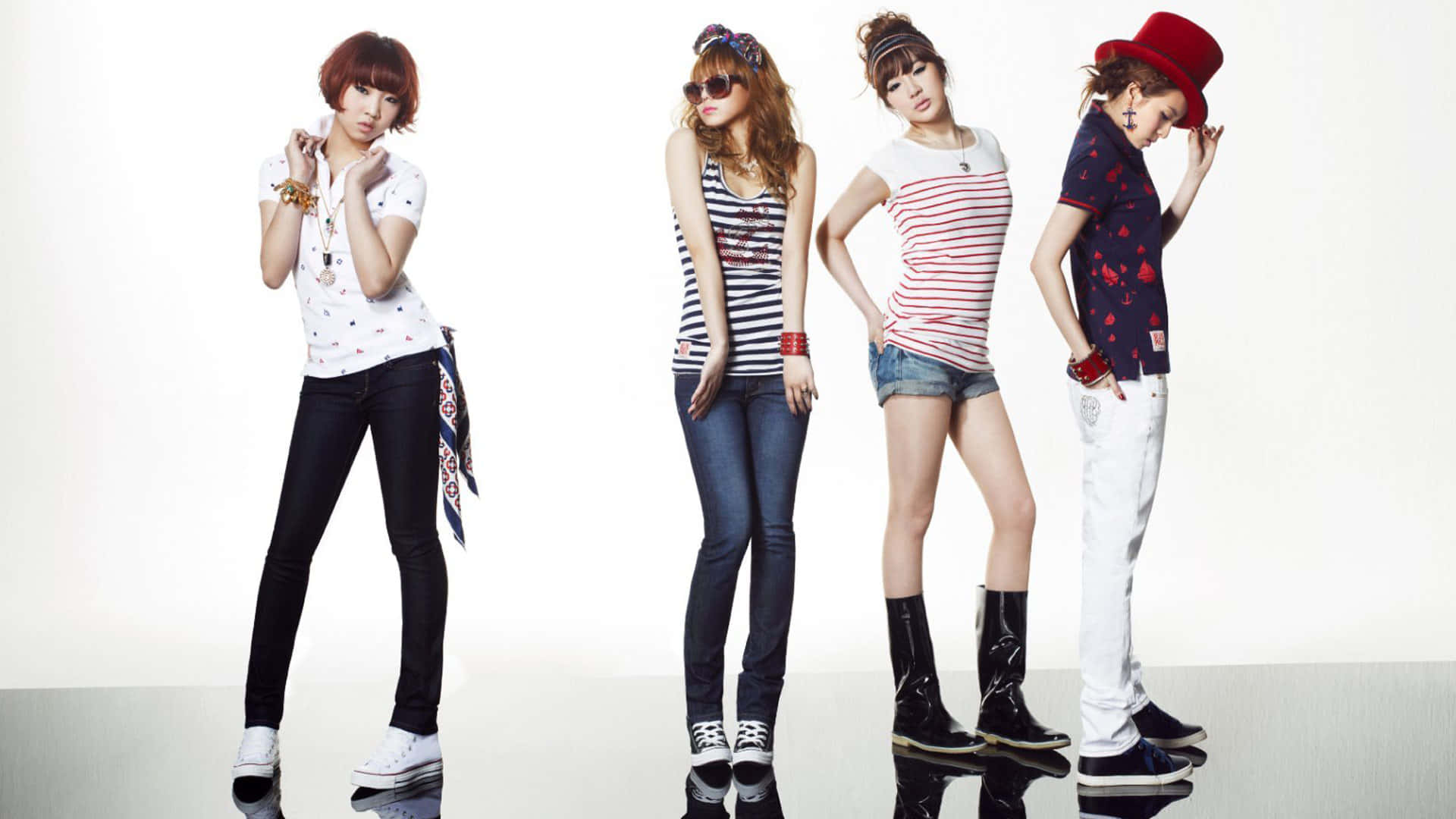 2NE1 桌布 壁紙 — 四位時尚年輕女性自信地擺出姿勢，穿著時尚服裝，背景是純白色攝影棚，地板有反射效果。