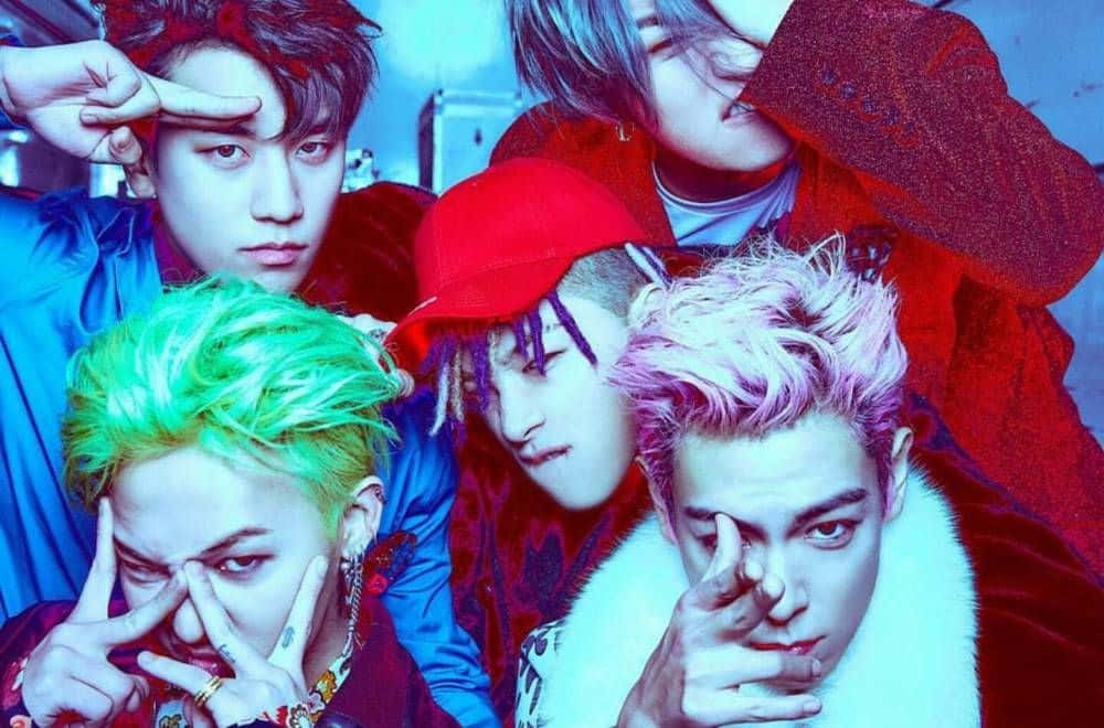 big bang 桌布 壁紙 — 四位時尚年輕男子，擁有充滿活力的霓虹髮色和時尚大膽的姿勢，背景為酷炫的藍色。