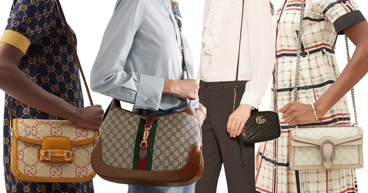 Gucci 桌布 壁紙 — 四位時尚打扮的人士在純白背景前展示Gucci手提包。