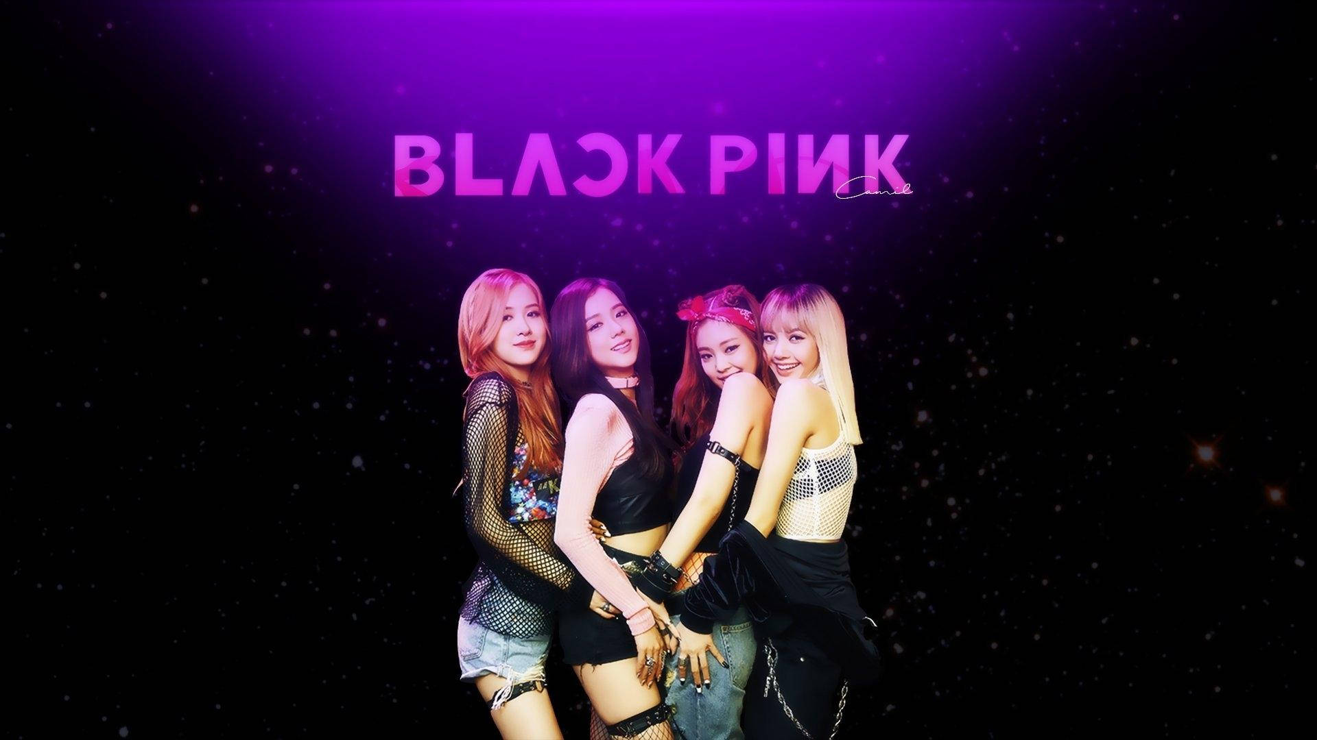 BLACKPINK 桌布 壁紙 — 四位時尚的K-pop偶像在發光的紫色燈光下自信地擺姿勢，上方有'BLACK PINK'文字，背景是星空黑色。