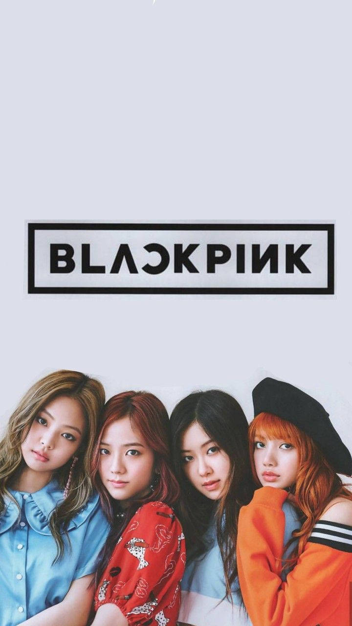 BLACKPINK 桌布 壁紙 — 四位時尚的K-pop偶像在簡約淺灰色背景上，於大膽的BLACKPINK標誌下自信地擺姿勢。