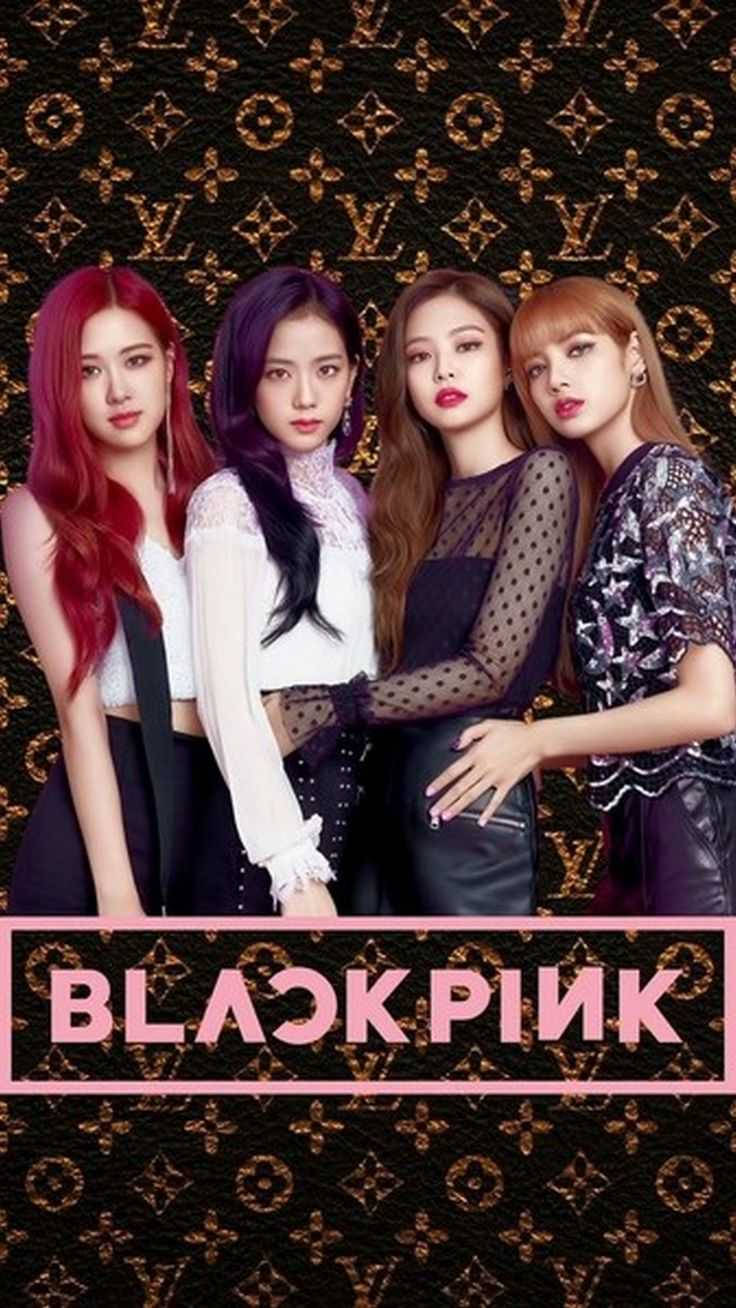 lisa 桌布 壁紙 — 四位時尚的K-pop偶像在重複的Louis Vuitton monogram背景和鮮明的粉紅色品牌標誌前自信地擺姿勢。