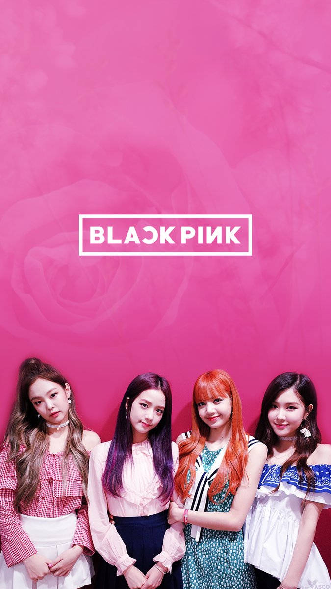 BLACKPINK 桌布 壁紙 — 四位時尚的K-pop女孩在充滿活力的粉紅玫瑰圖案背景前自信地擺姿勢，並帶有BLACK PINK標誌。