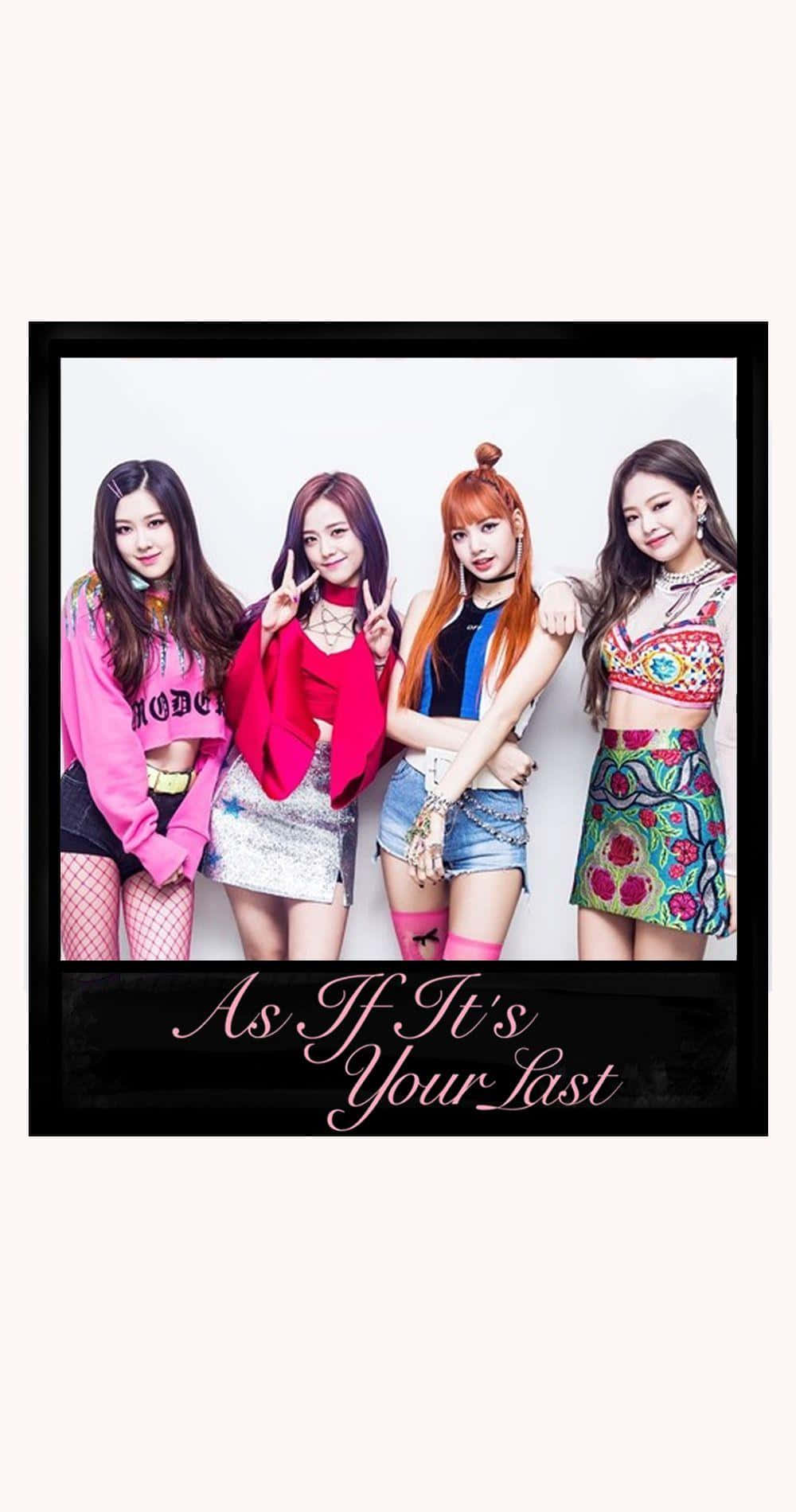 BLACKPINK 桌布 壁紙 — 四位時尚的K-pop女孩在純白色背景前自信地擺姿勢，穿著色彩繽紛的服裝，帶有黑色邊框和下方的草書文字。