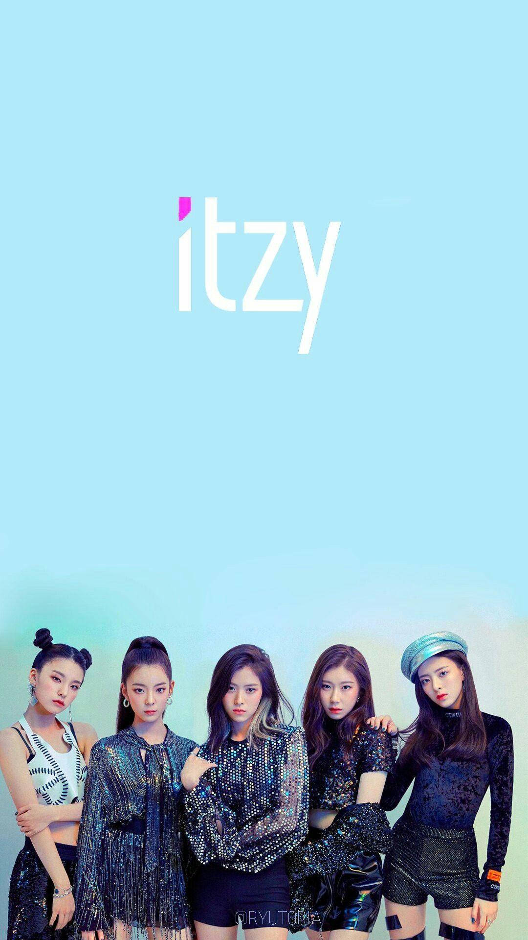 ITZY 桌布 壁紙 — 四位時尚的K-pop女孩穿著閃亮服裝，在柔和的藍色漸變背景前自信地擺姿勢，上方有「itzy」標誌。
