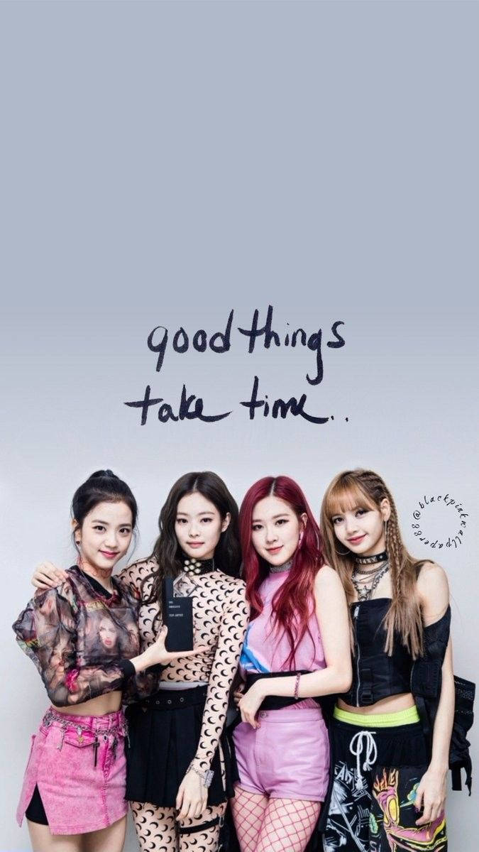 BLACKPINK 桌布 壁紙 — 四位時尚的K-pop女孩自信地擺姿勢，背景是純灰色牆壁，上面有手寫短語「好事需要時間」。