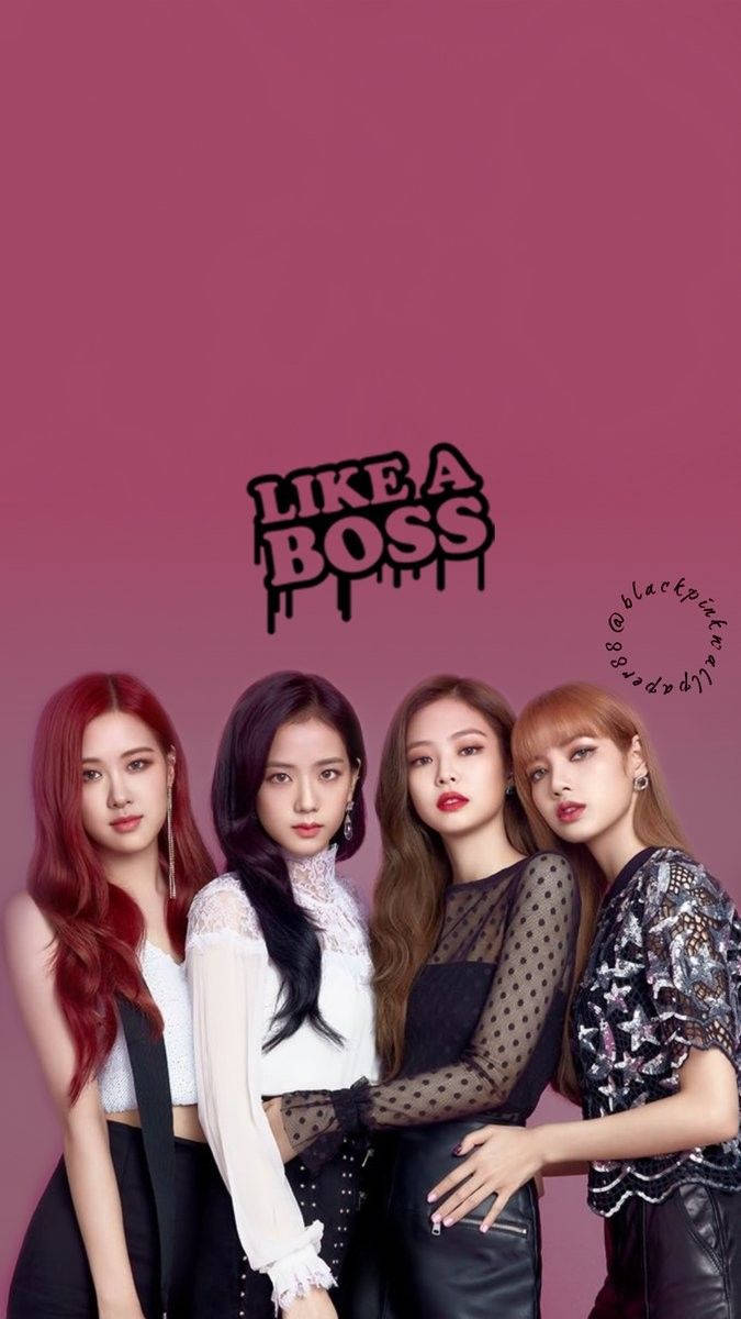 BLACKPINK 桌布 壁紙 — 四位時尚的K-pop女性在純洋紅色背景上自信地擺姿勢，帶有'LIKE A BOSS'塗鴉文字。