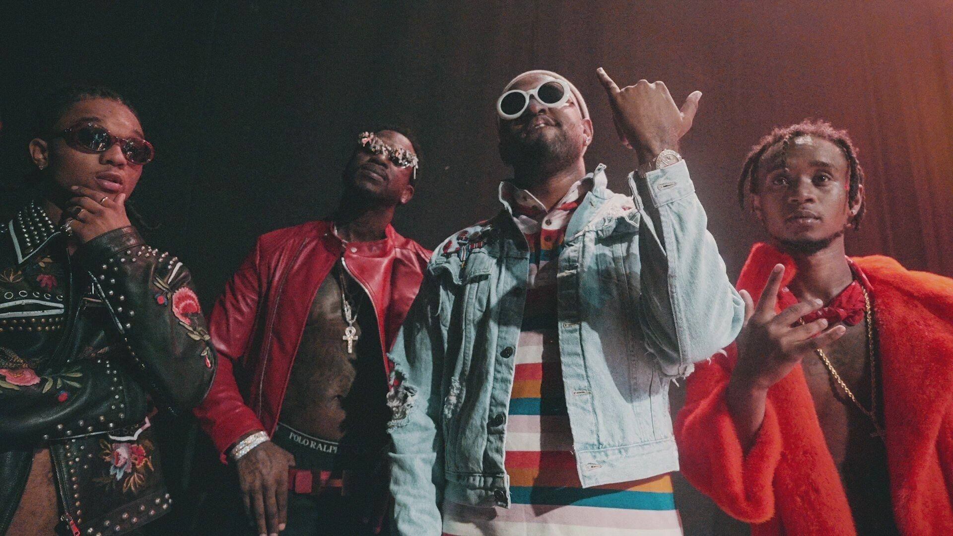 Swae Lee 桌布 壁紙 — 四位時尚饒舌歌手在燈光昏暗的錄音室自信擺姿勢，穿著大膽服裝和太陽眼鏡。