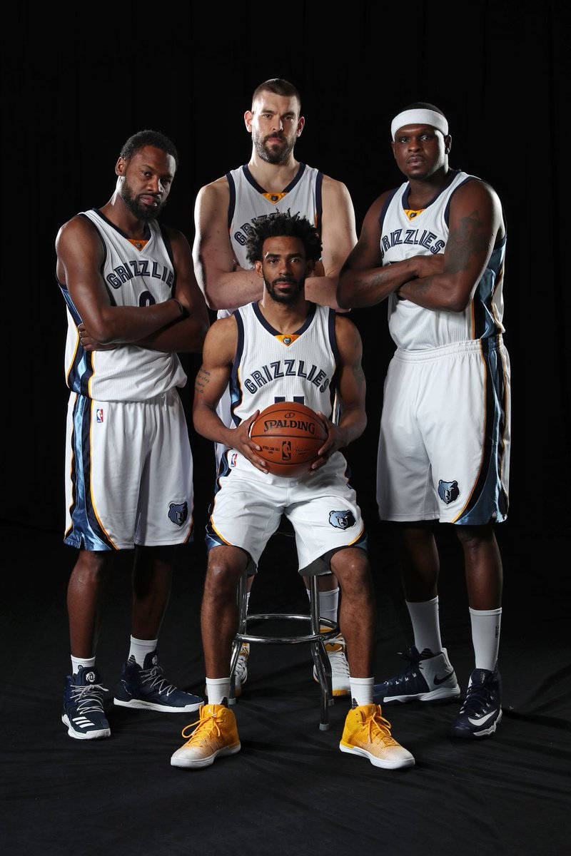 Grizzlies 桌布 壁紙 — 四位曼菲斯灰熊籃球運動員自信地穿著白色制服，在黑色背景前擺姿勢，其中一人手持籃球。