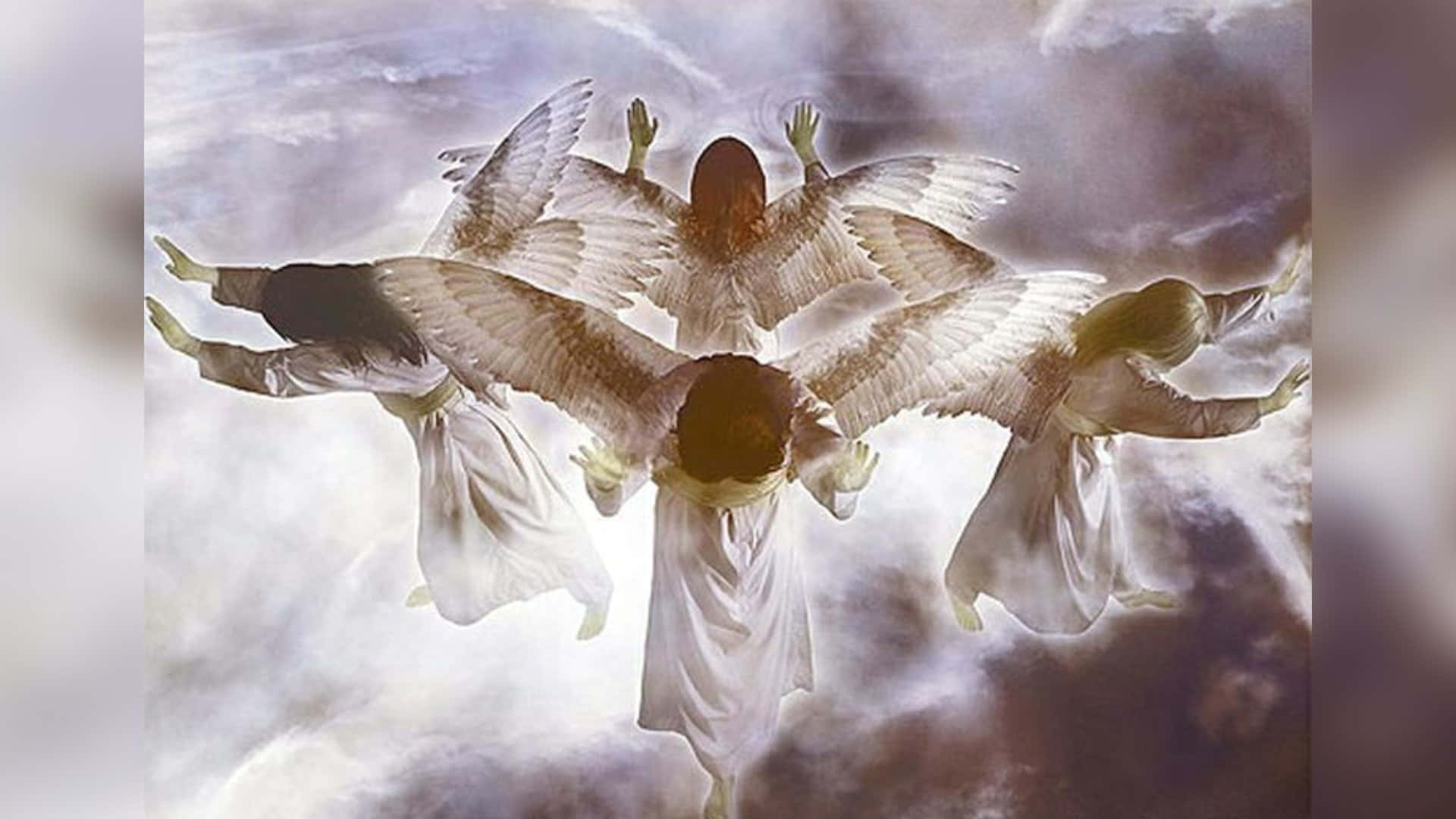 Angels Of God 桌布 壁紙 — 四位有翼天使身穿飄逸白袍，優雅地翱翔於旋轉的雲天之中。