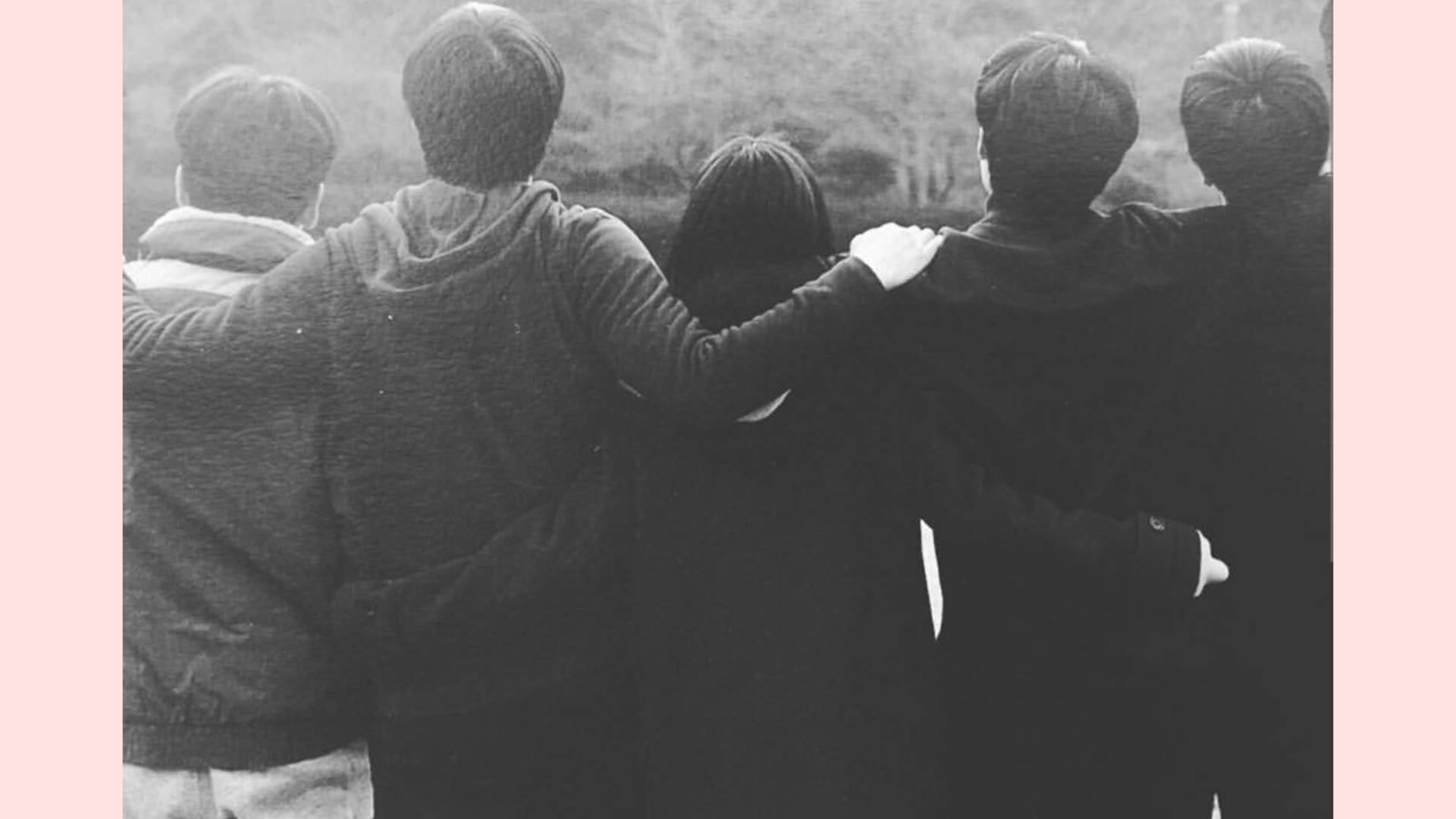 Reply 1988 桌布 壁紙 — 四位朋友在黑白照片中背對背手挽手，面向模糊的自然背景。