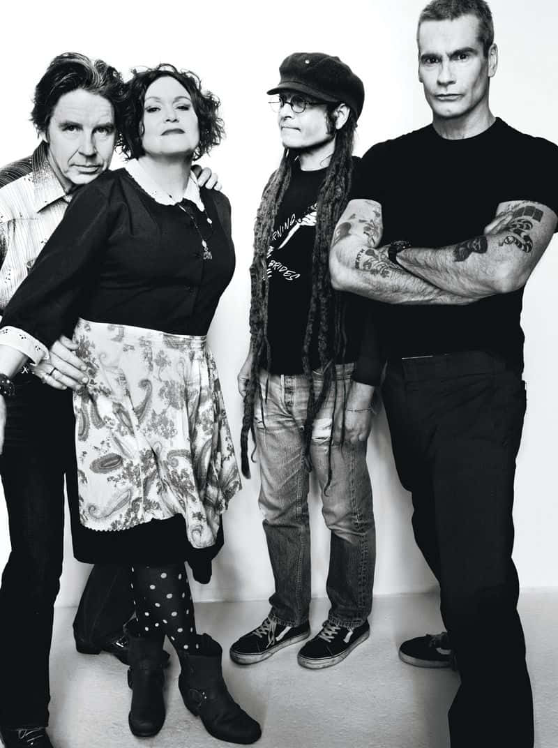 Black Flag Band 桌布 壁紙 — 四位樂團成員在純白色背景前，自信地擺出鮮明的黑白工作室肖像姿勢。