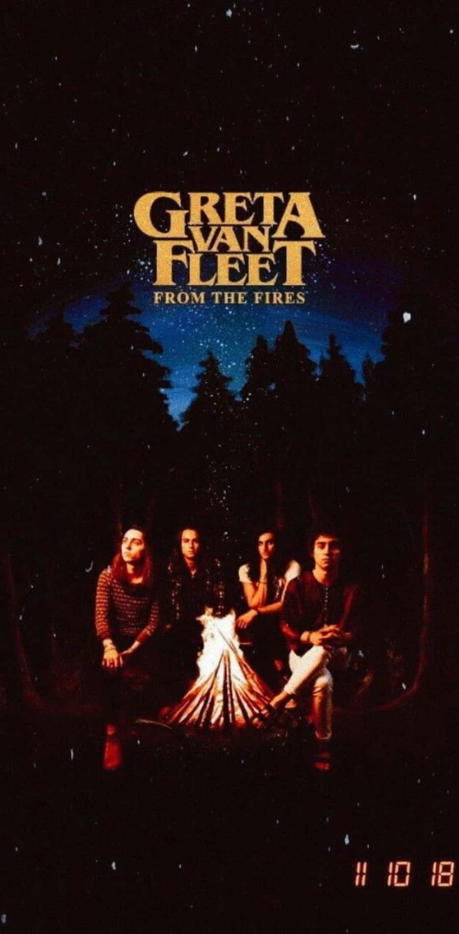 band 桌布 壁紙 — 四位樂團成員坐在發光的營火周圍，背景是星空和松樹的剪影。