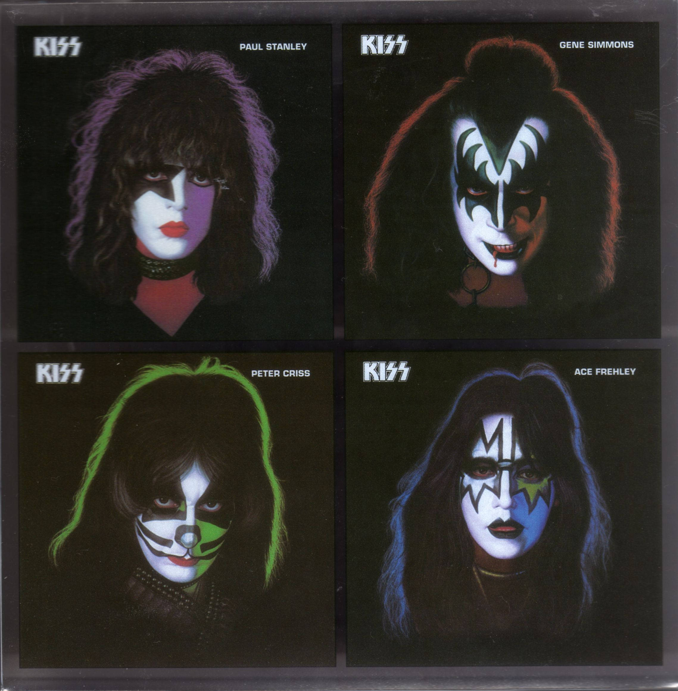 黑色 桌布 壁紙 — 四位標誌性KISS樂團成員，以標誌性臉部彩繪和服裝出現在黑色背景前。