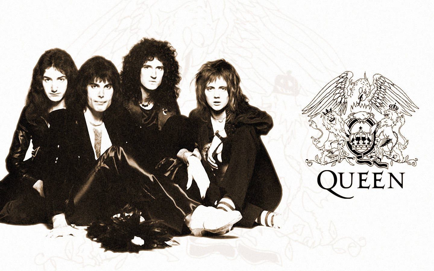 女王 桌布 壁紙 — 四位標誌性搖滾音樂家在 Queen 樂隊標誌旁以懷舊棕色調拍攝工作室照片。