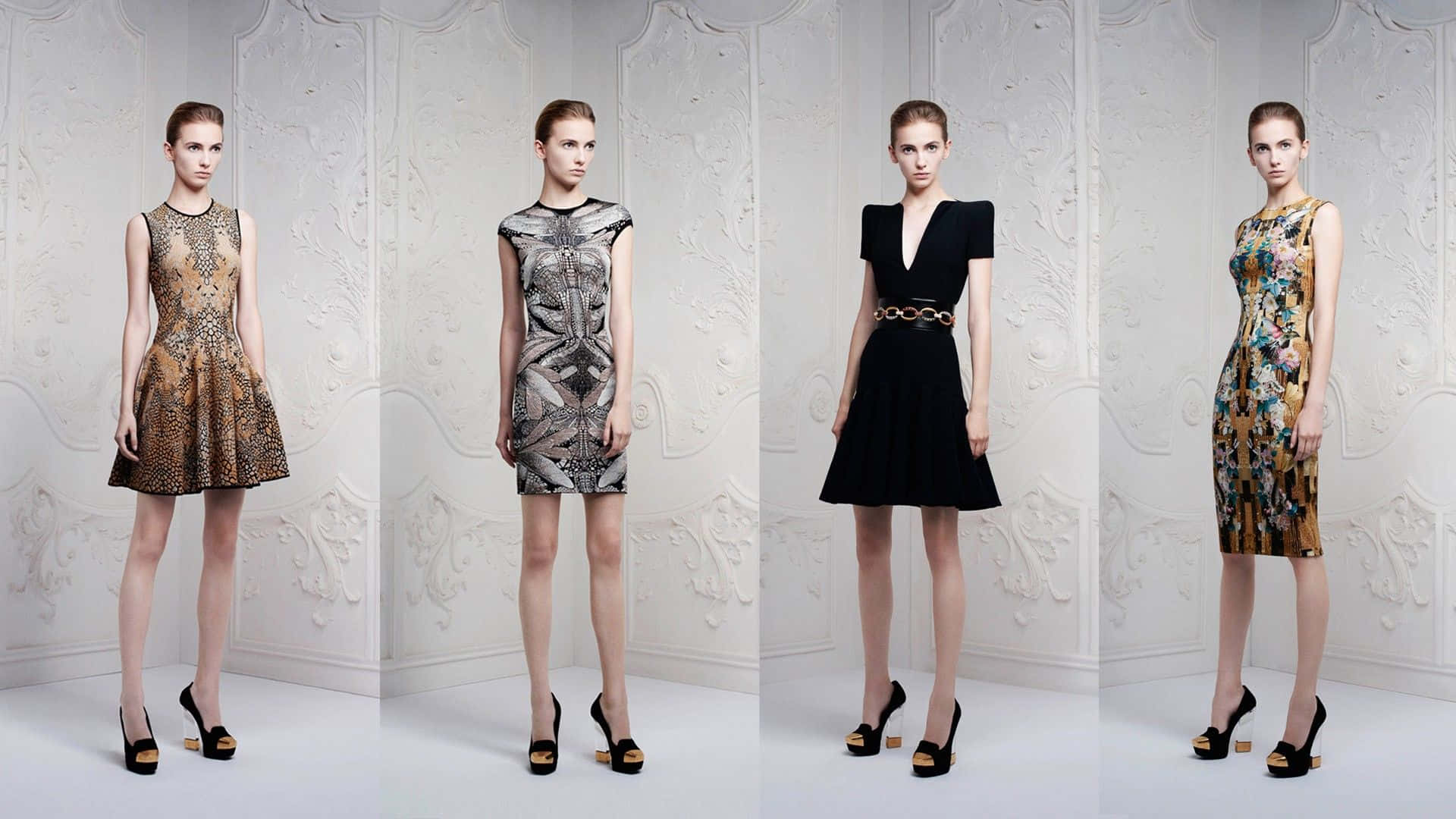 Spring Fashion 桌布 壁紙 — 四位模特兒在工作室環境中，以白色紋理牆為背景，穿著華麗圖案連衣裙擺姿勢。