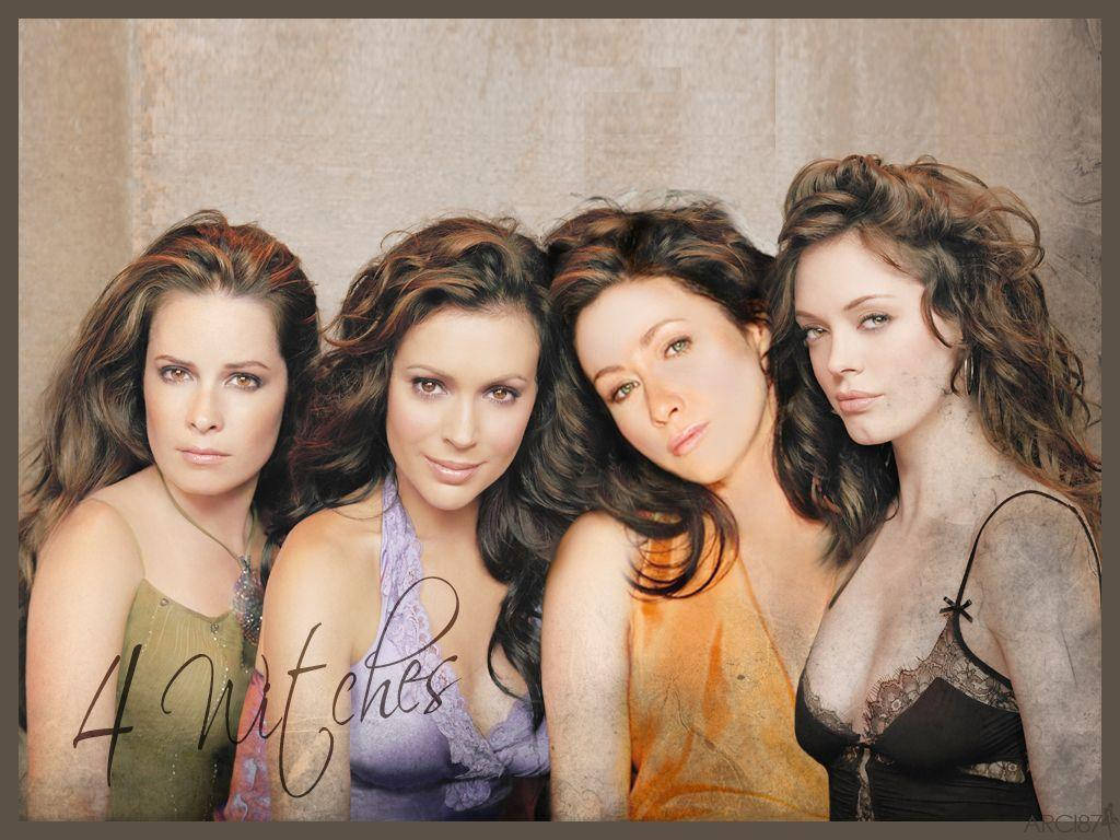 charmed 桌布 壁紙 — 四位深色頭髮、眼神銳利的女性緊貼著帶有紋理的米色牆壁擺姿勢，穿著色彩繽紛的內衣，前景寫有「4 Witches」字樣。