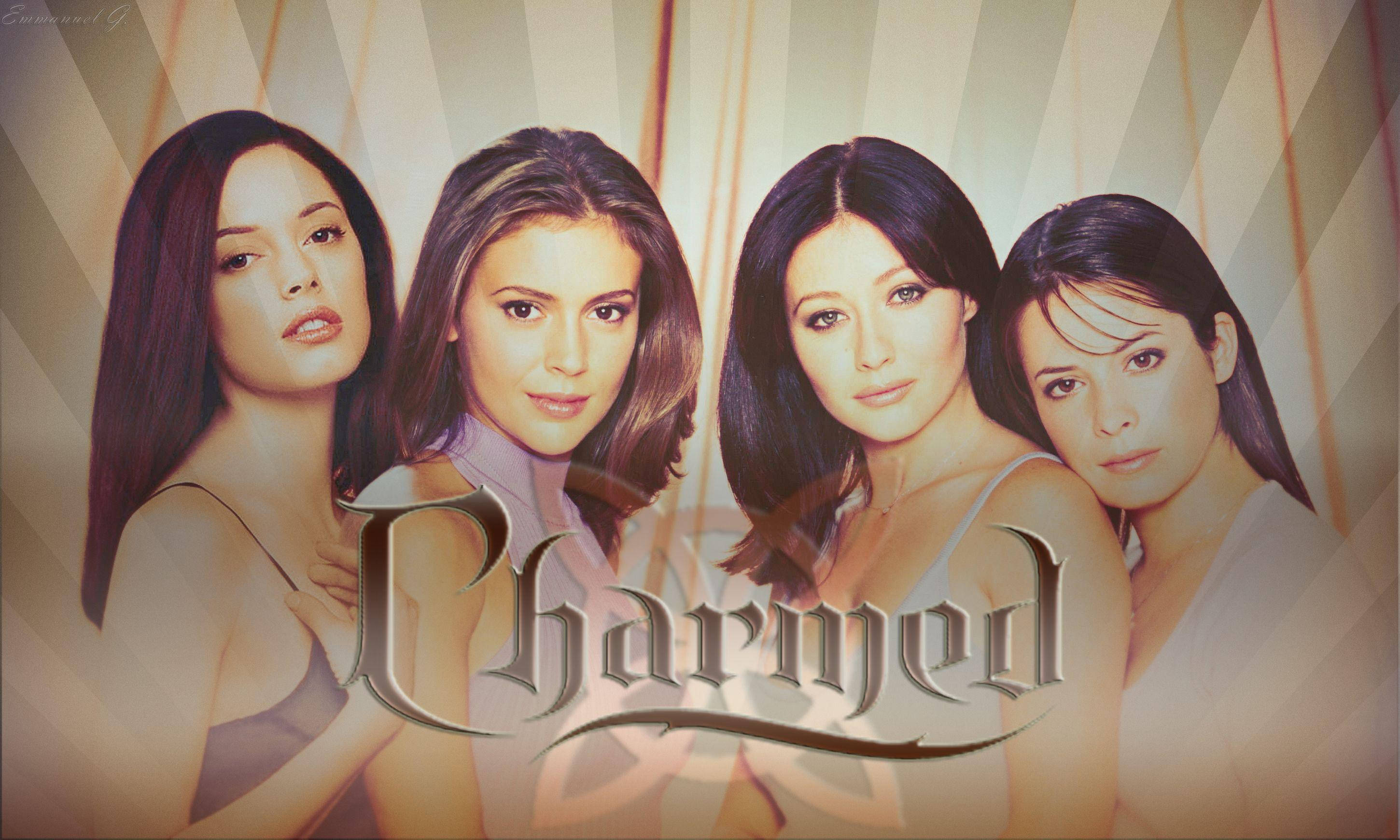 charmed 桌布 壁紙 — 四位深色頭髮的女性自信地站在燦爛的金色背景前，上面有華麗的銀色字體寫著「Charmed」。