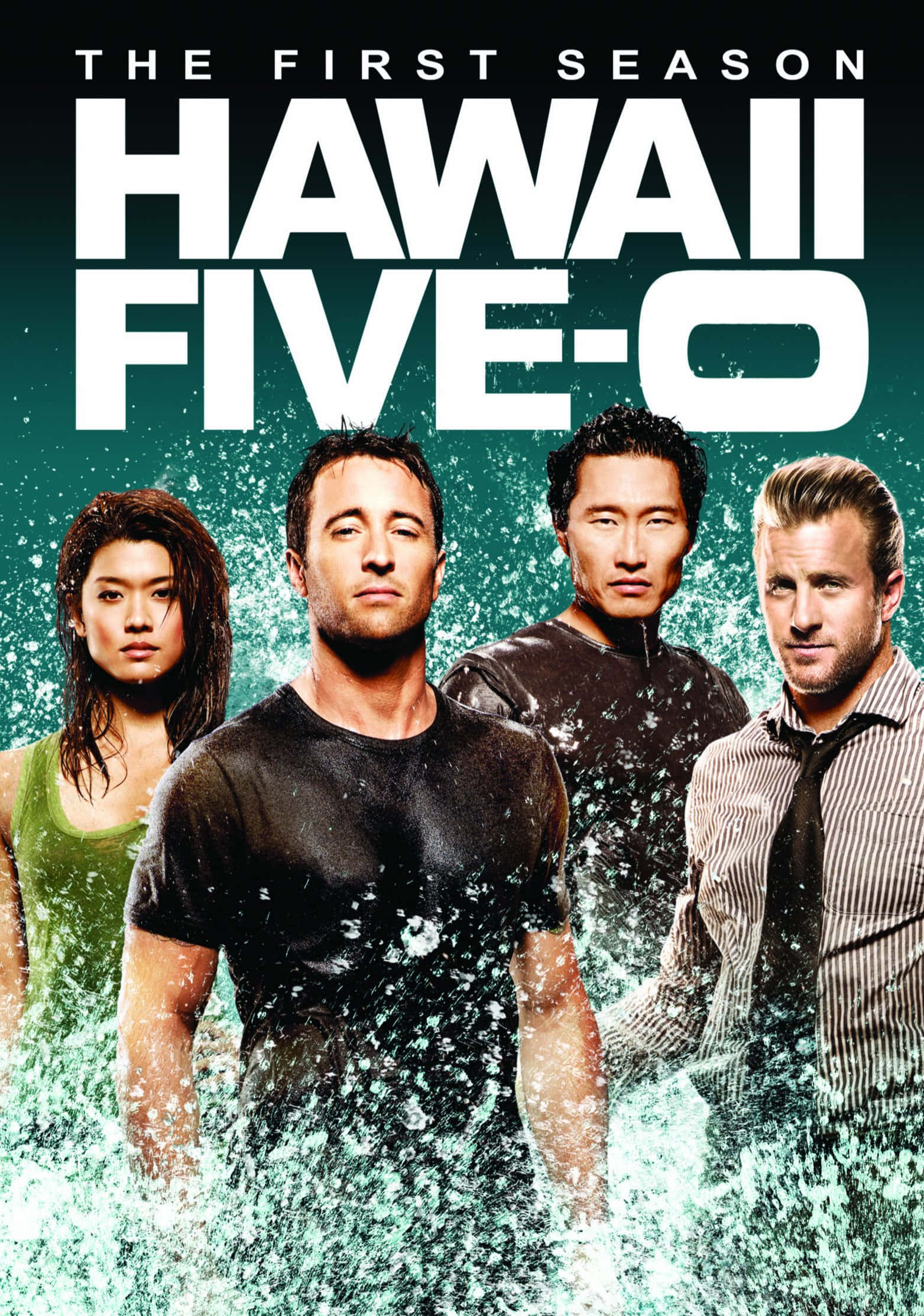 電影 桌布 壁紙 — 四位演員站在濺起的水花中，在粗體白色文字「Hawaii Five-0」下展現堅定的表情。