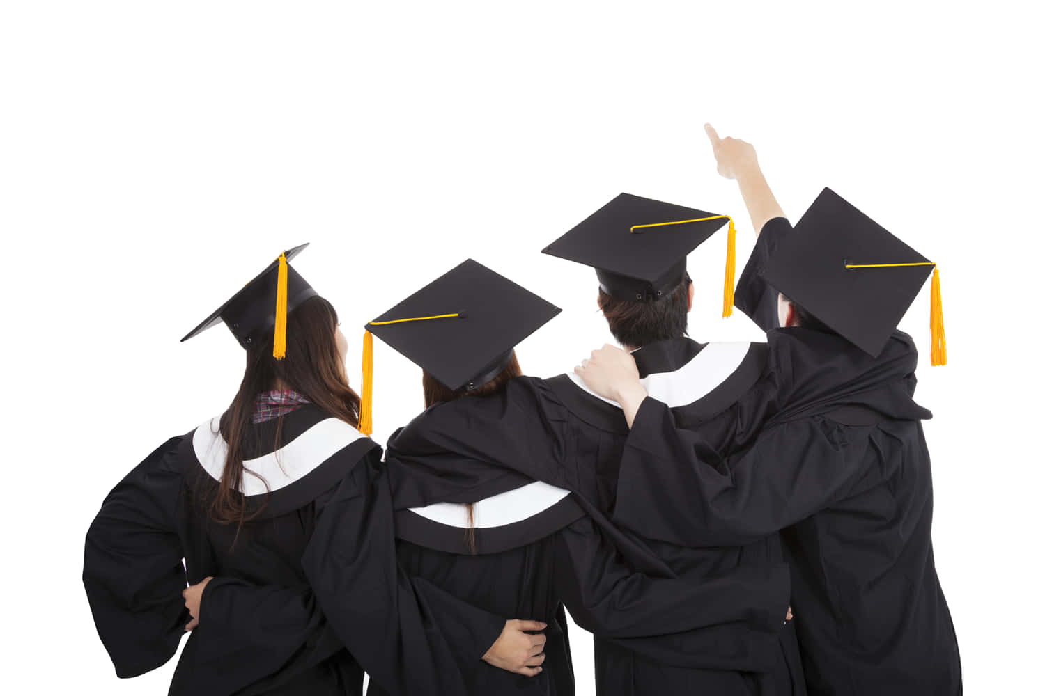 Cap And Gown 桌布 壁紙 — 四位畢業生身穿黑色學士帽和袍，配黃色流蘇，背對背站在白色背景前，其中一人舉手指向上方慶祝。