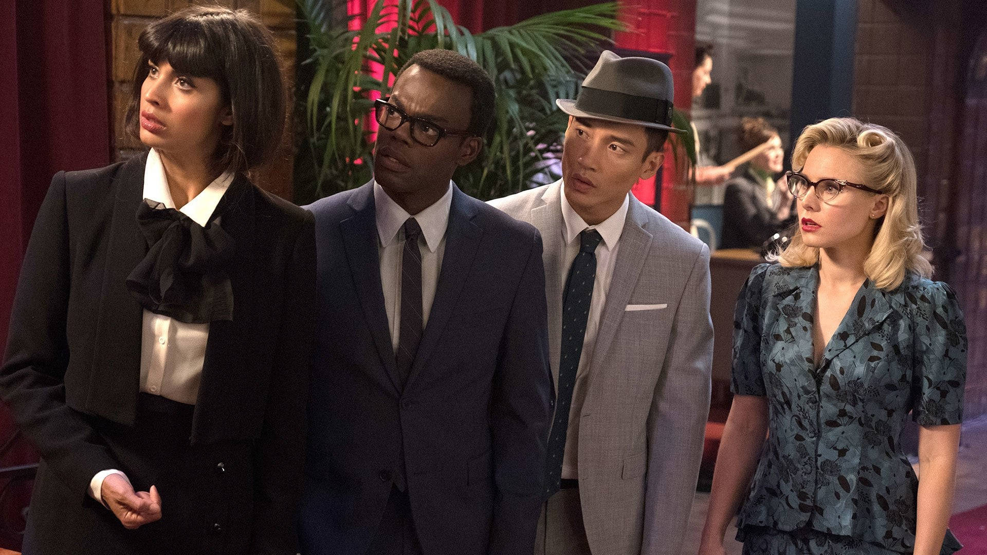 Netflix 桌布 壁紙 — 四位穿著1940年代風格、衣著光鮮的角色在燈光昏暗的酒吧中同時顯出驚恐的表情。