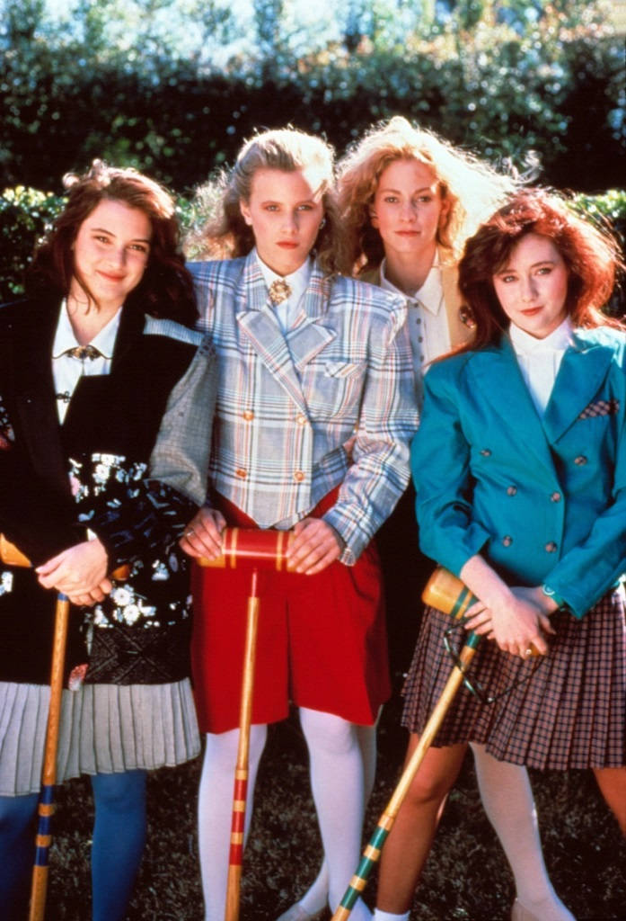 Teenage Girls 桌布 壁紙 — 四位穿著1990年代校服的少女在戶外明亮陽光下擺姿勢，手持槌球槌。