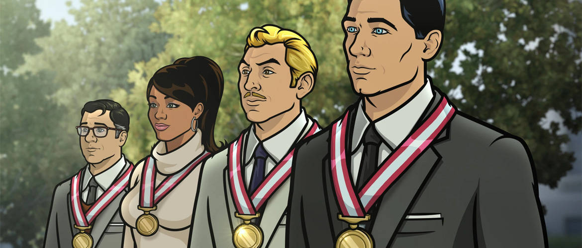 archer 桌布 壁紙 — 四位穿著正式服裝的獲獎者戶外排成一列，每人佩戴著紅白絲帶上的金牌。