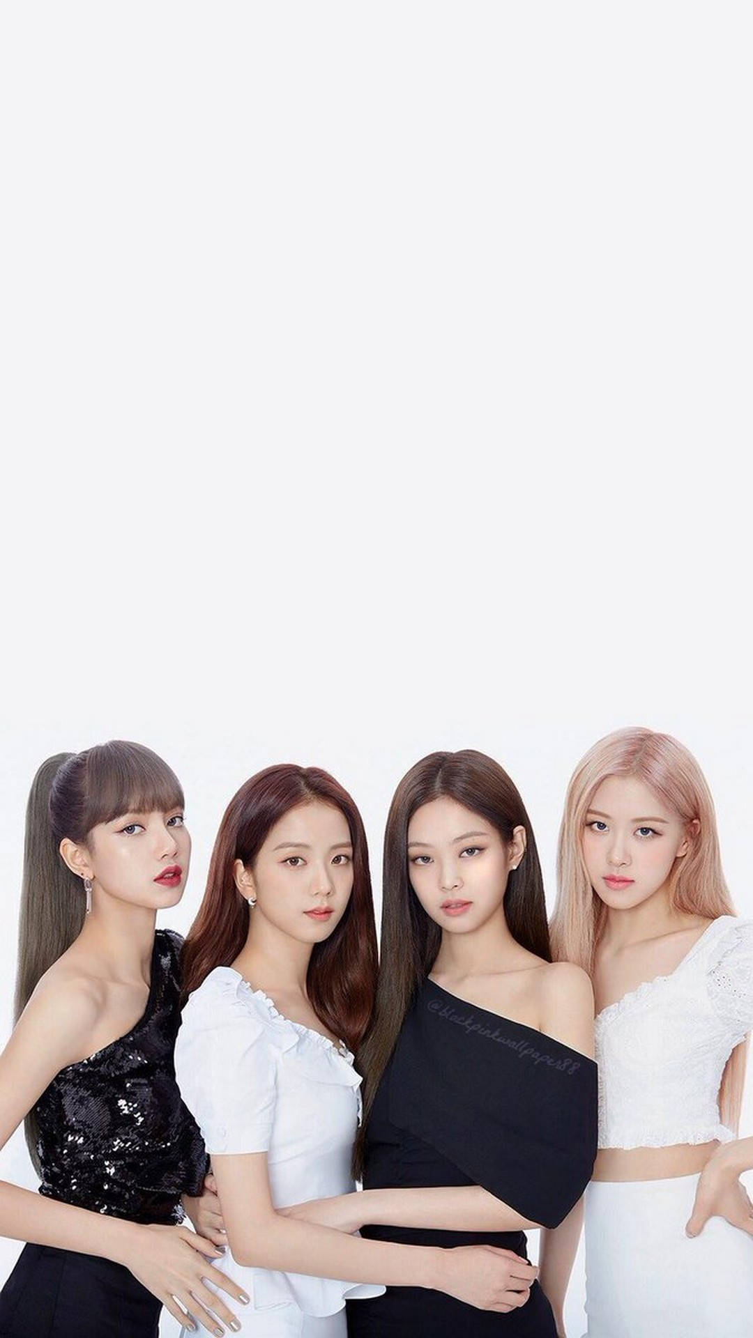 BLACKPINK 桌布 壁紙 — 四位穿著黑白服裝的時尚女性在純白色背景前自信地擺姿勢。