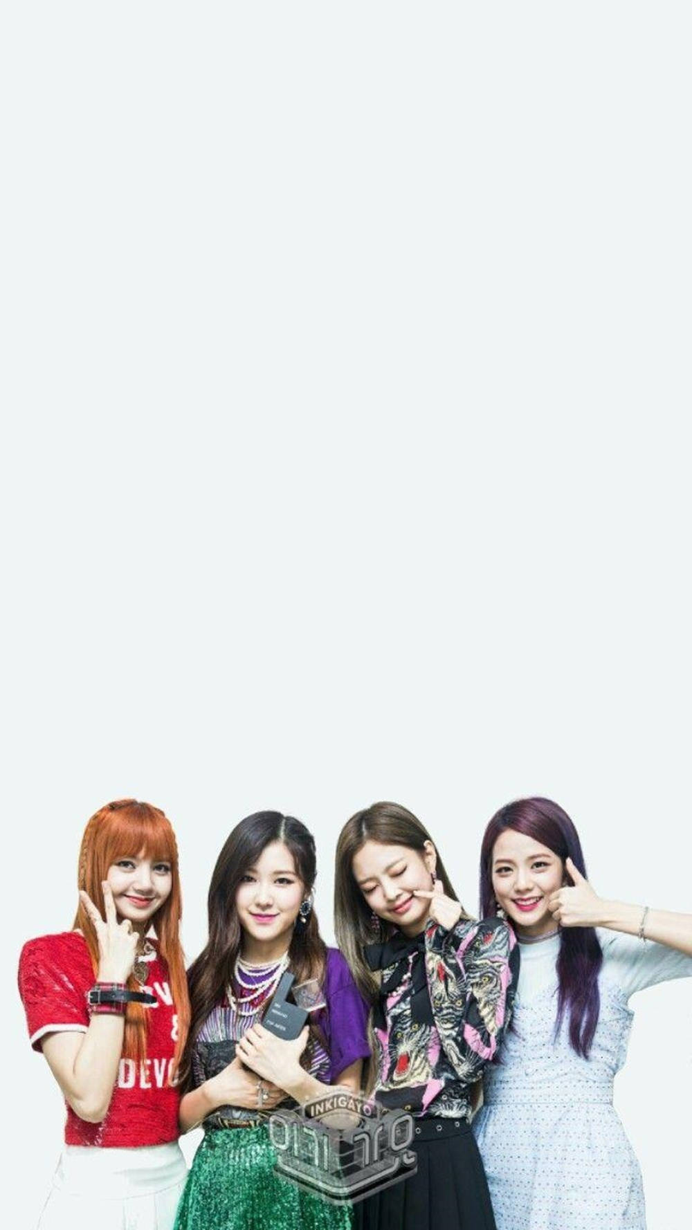 BLACKPINK 桌布 壁紙 — 四位笑容滿面、頭髮色彩繽紛的女性在純白背景前愉快地擺姿勢，做出和平手勢並拿著手機。