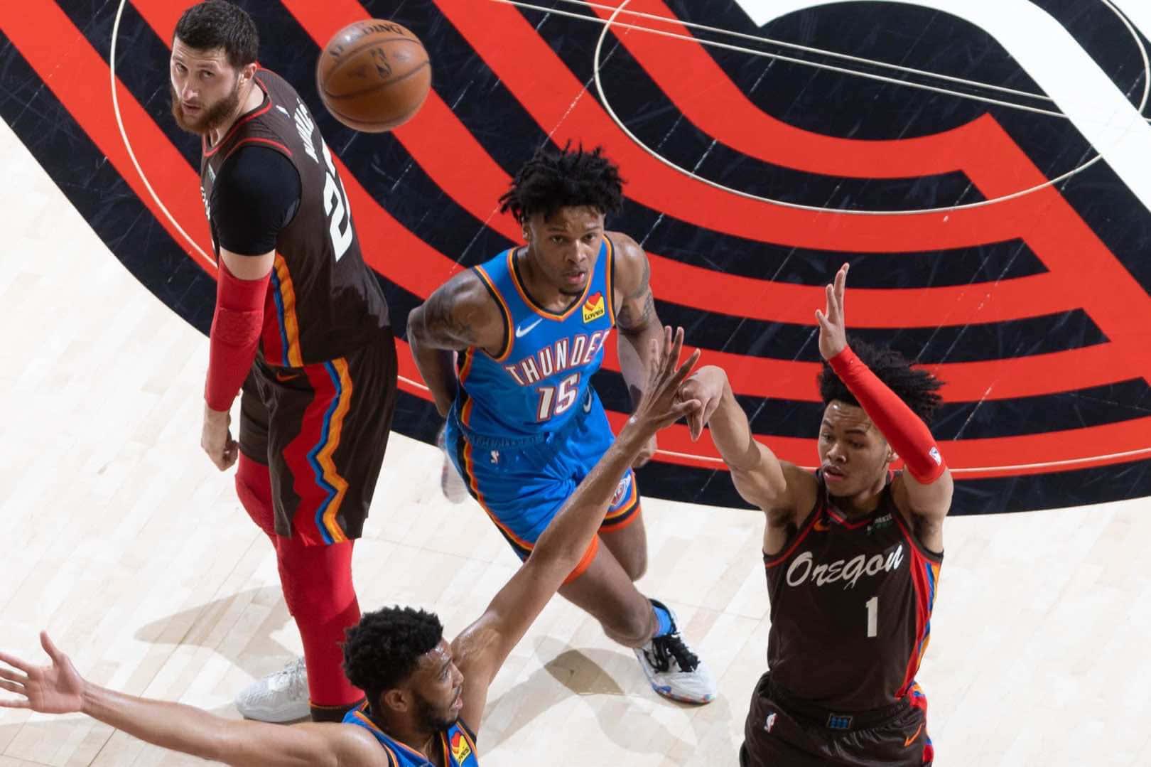 NBA 桌布 壁紙 — 四位籃球運動員在一個帶有醒目紅黑標誌的球場上激烈爭奪一個鬆散的球。
