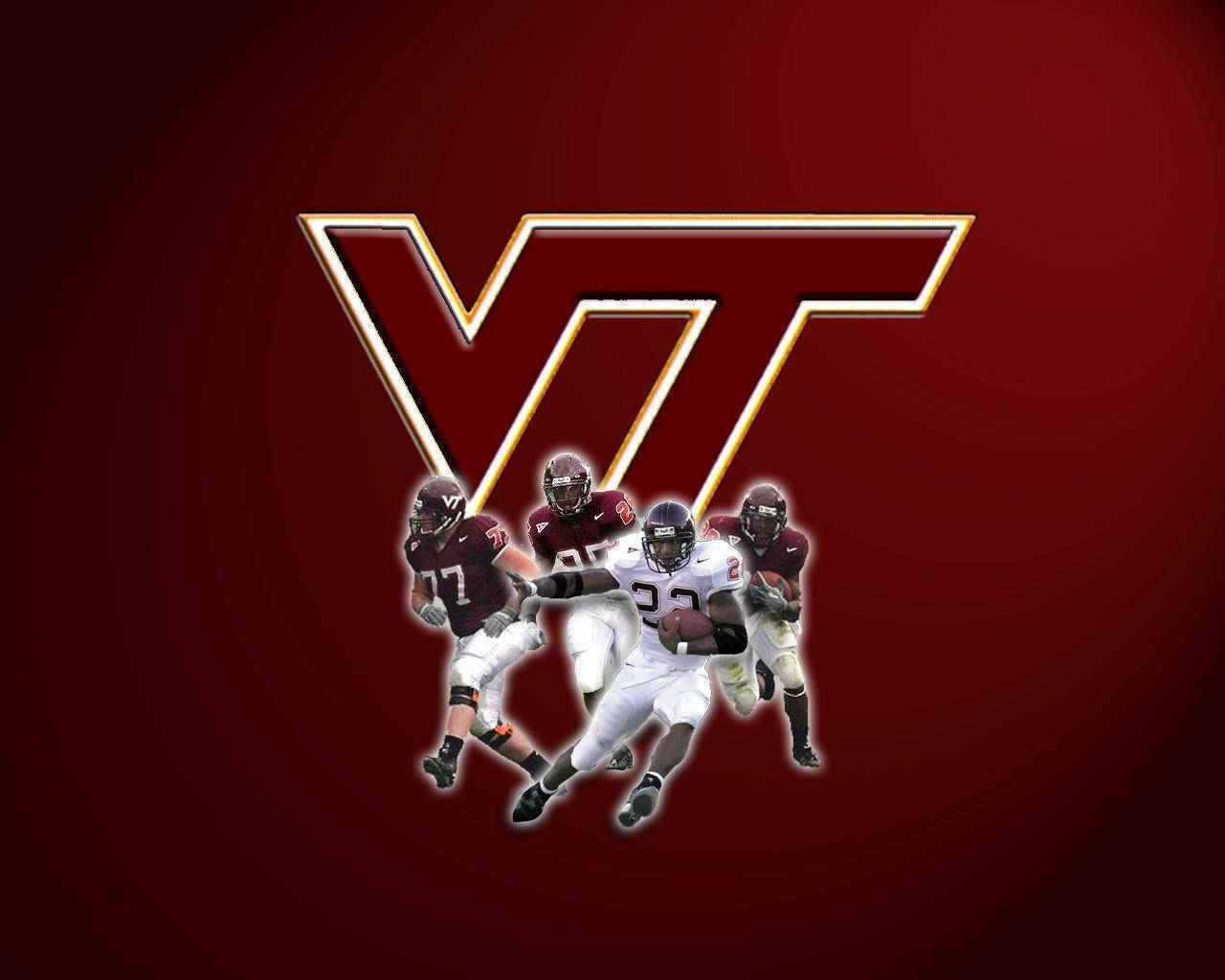 Virginia Tech 桌布 壁紙 — 四位維吉尼亞理工大學美式足球員在深紅色背景上閃耀的金色VT標誌下擺出動作姿勢。