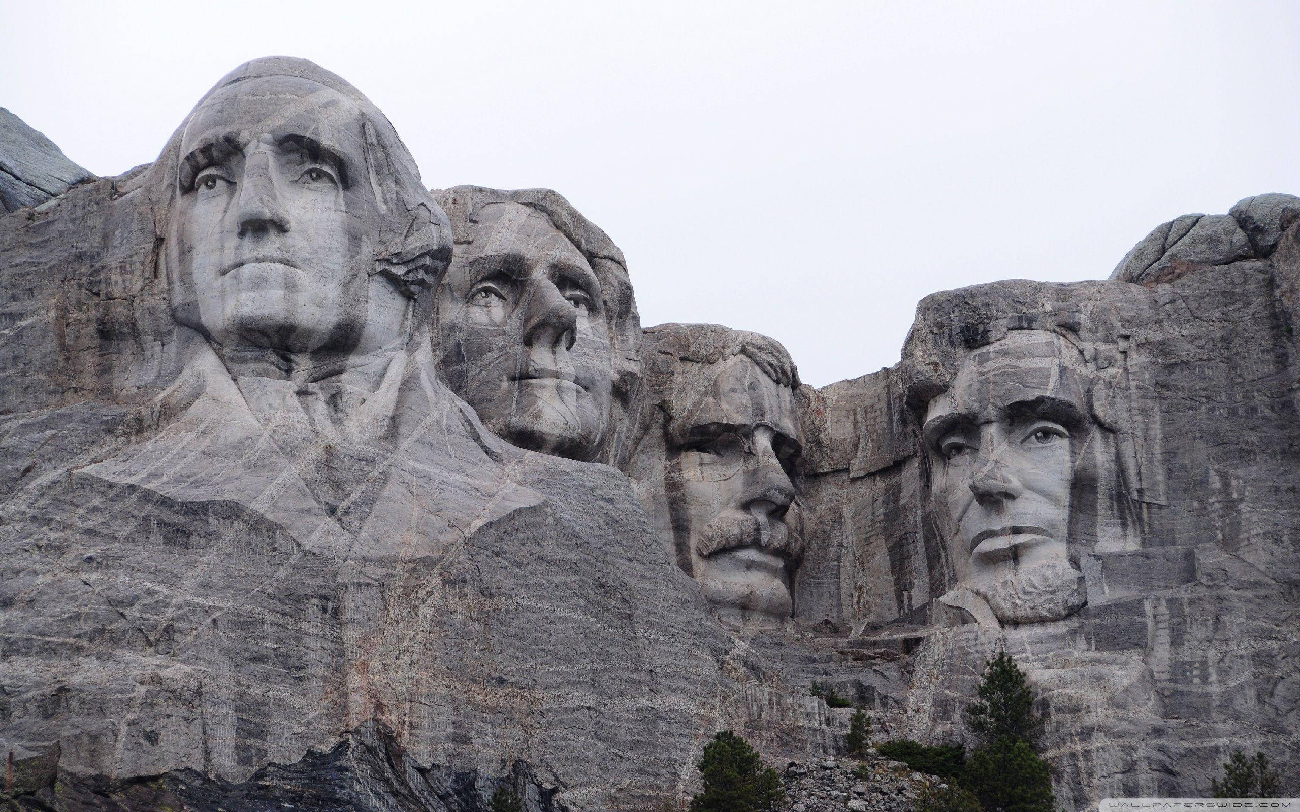 Mount Rushmore 桌布 壁紙 — 四位美國總統的巨大石雕在陰天從山上仰望。