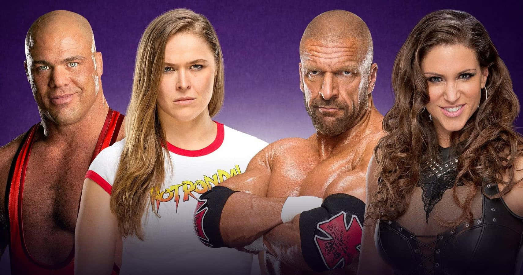 WWE 桌布 壁紙 — 四位肌肉發達的WWE摔角手在紫色漸層背景前自信地擺姿勢，表情強烈。