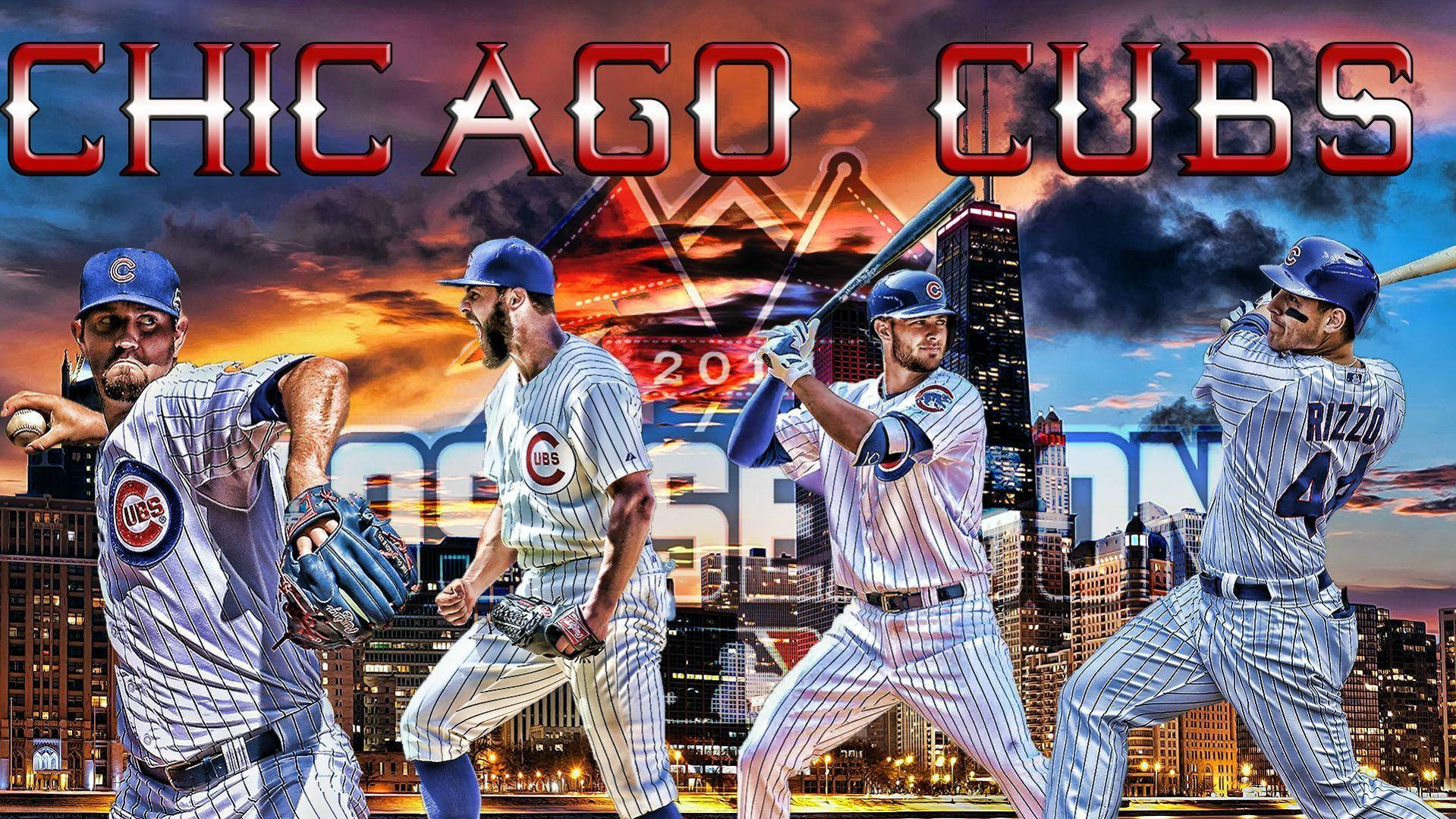 Cubs 桌布 壁紙 — 四位芝加哥小熊隊棒球選手在充滿活力的日落城市天際線前擺出動作姿勢，並帶有「CHICAGO CUBS」文字。