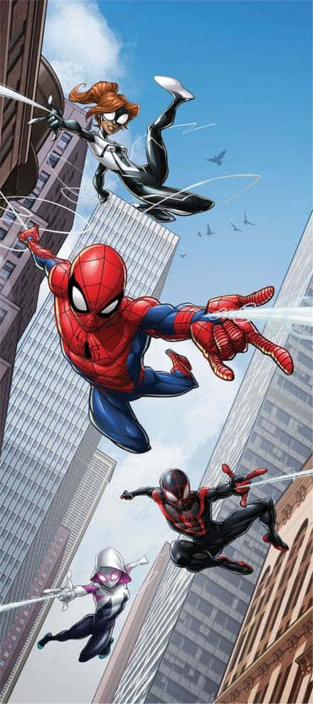 Web-slinging 桌布 壁紙 — 四位蜘蛛主題英雄在明亮的藍天中，於高聳的城市摩天大樓之間動態擺盪。