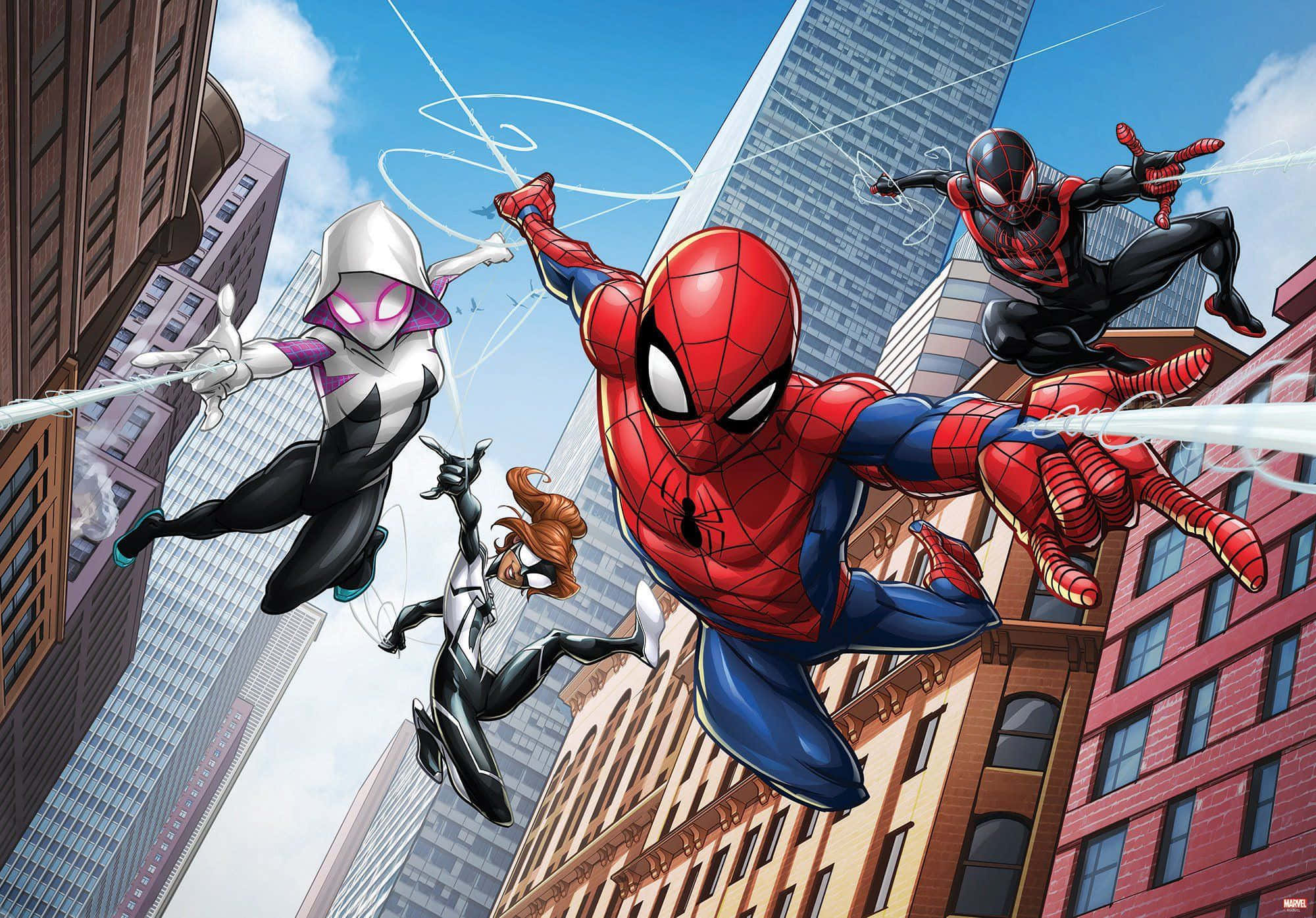 Ultimate Spider-man 桌布 壁紙 — 四位蜘蛛英雄在陽光明媚的城市景觀中，在高聳的摩天大樓之間動態擺盪。