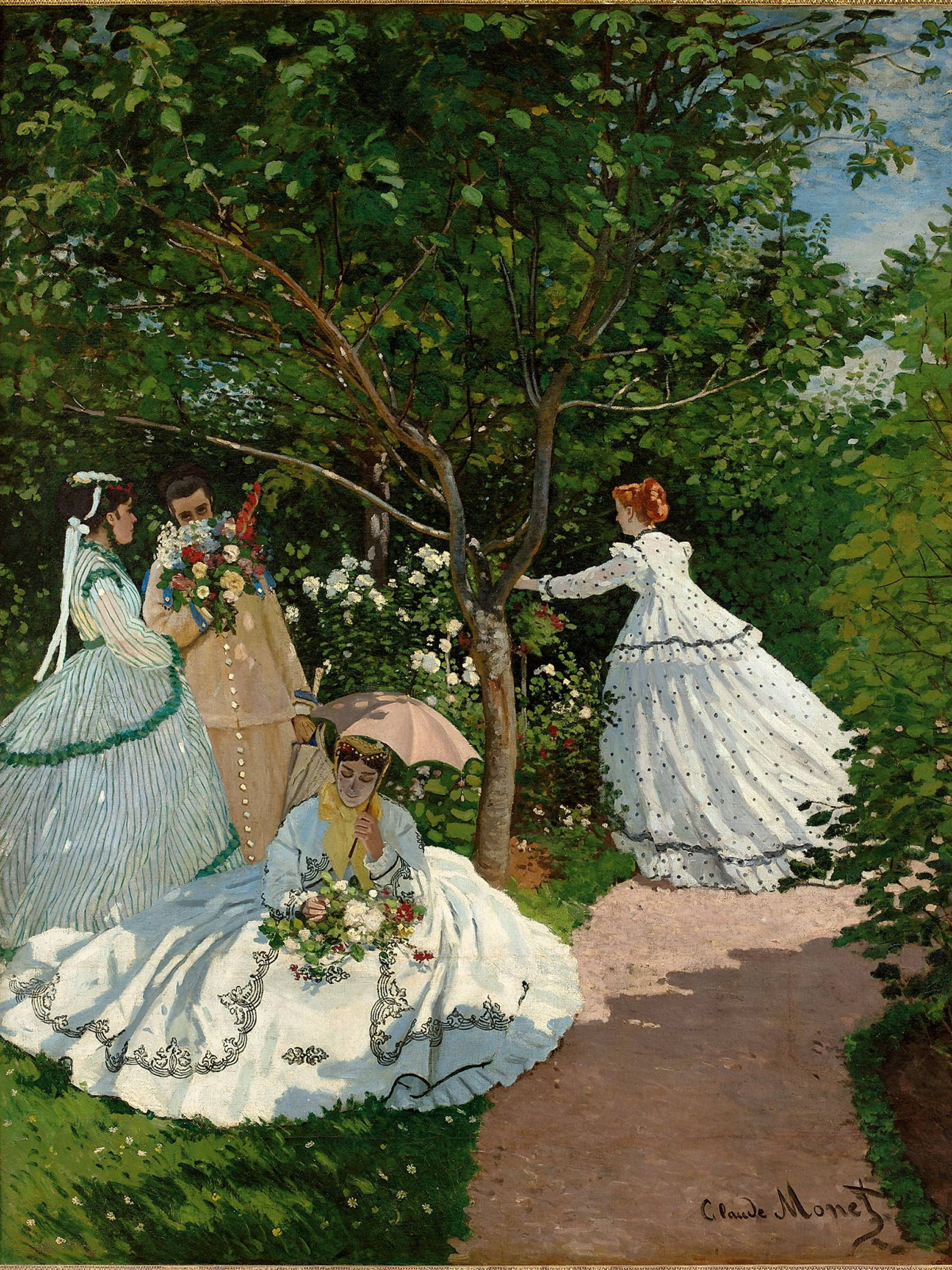 Monet 桌布 壁紙 — 四位衣著優雅的女士在綠意盎然的花園中，周圍有白色花朵和斑駁的陽光。
