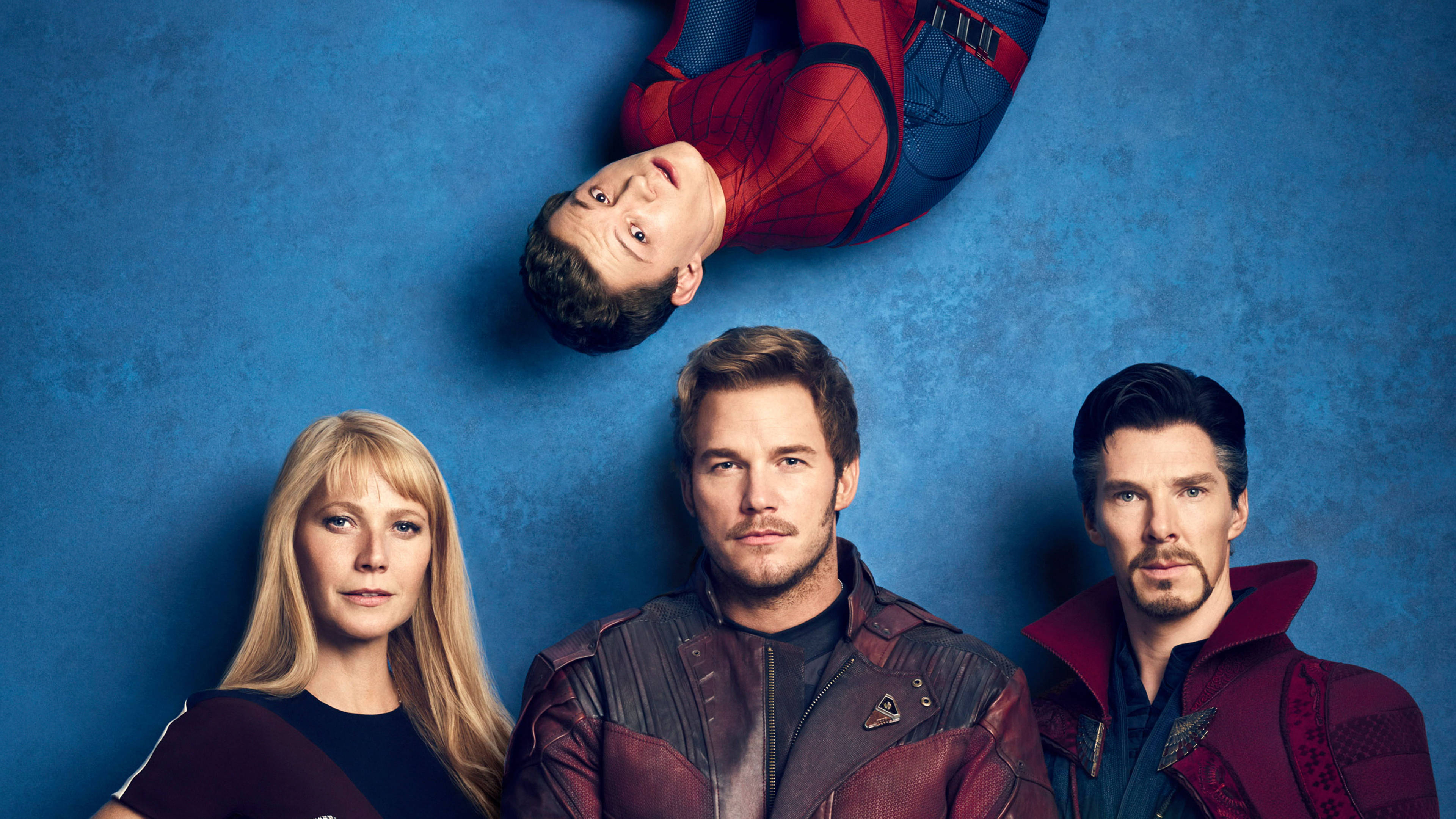 Peter Parker 桌布 壁紙 — 四位超級英雄在帶有紋理的藍色牆壁前擺姿勢，蜘蛛人倒掛在他們上方。