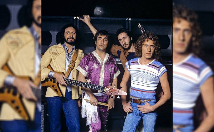 Rock 桌布 壁紙 — 四位身穿1970年代搖滾服飾的男子在黑暗舞台背景下自信地擺姿勢，手持吉他和擴音器。
