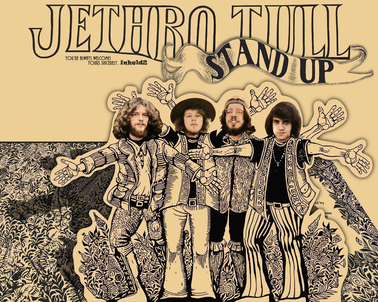 rock and roll 桌布 壁紙 — 四位身穿1970年代服裝的迷幻搖滾樂團成員，在帶有粗體字型的圖案背景前張開雙臂站立。