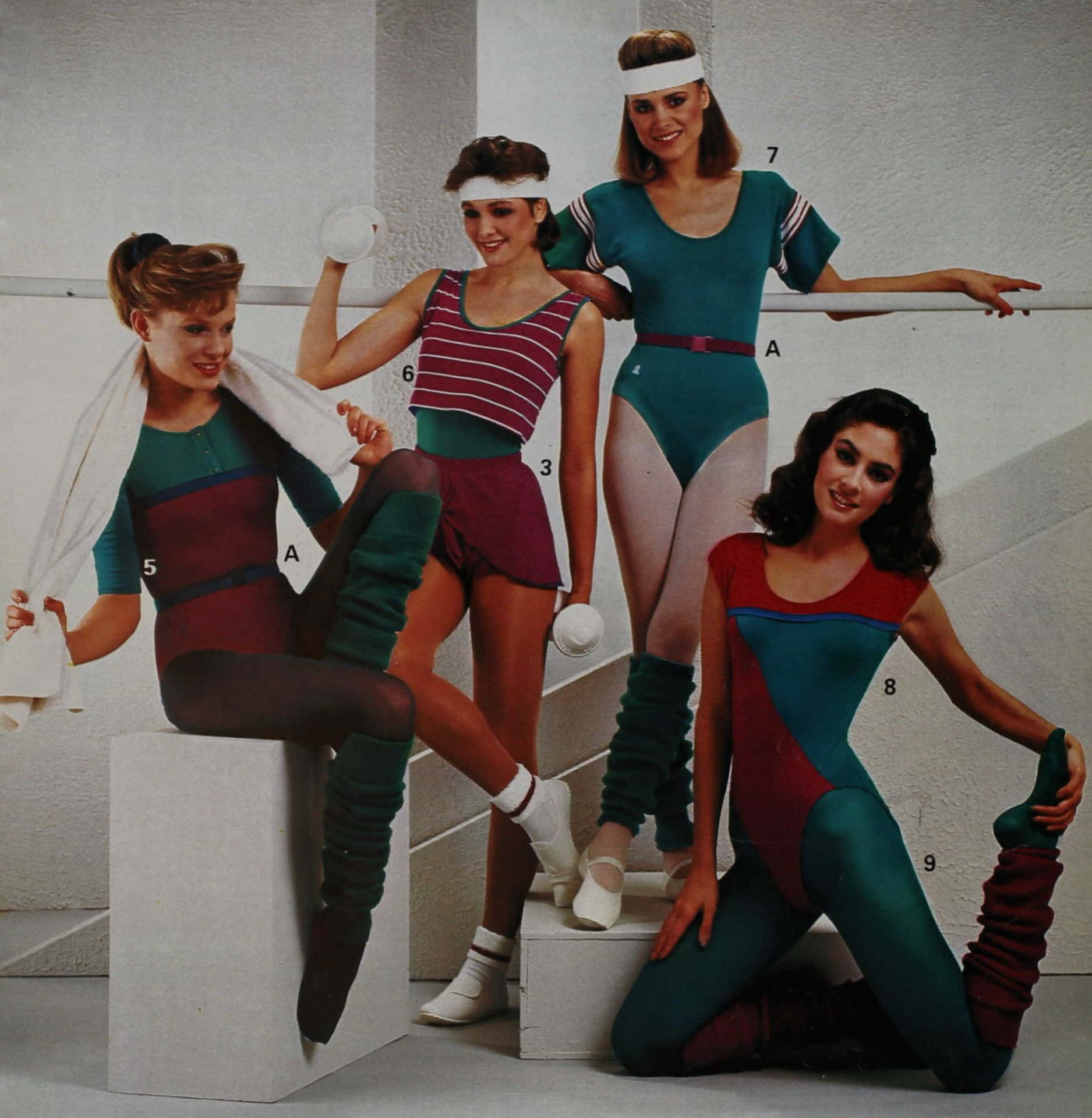 1980s 桌布 壁紙 — 四位身穿1980年代運動服的女士，在白色積木和樓梯上，拿著啞鈴和毛巾擺姿勢。