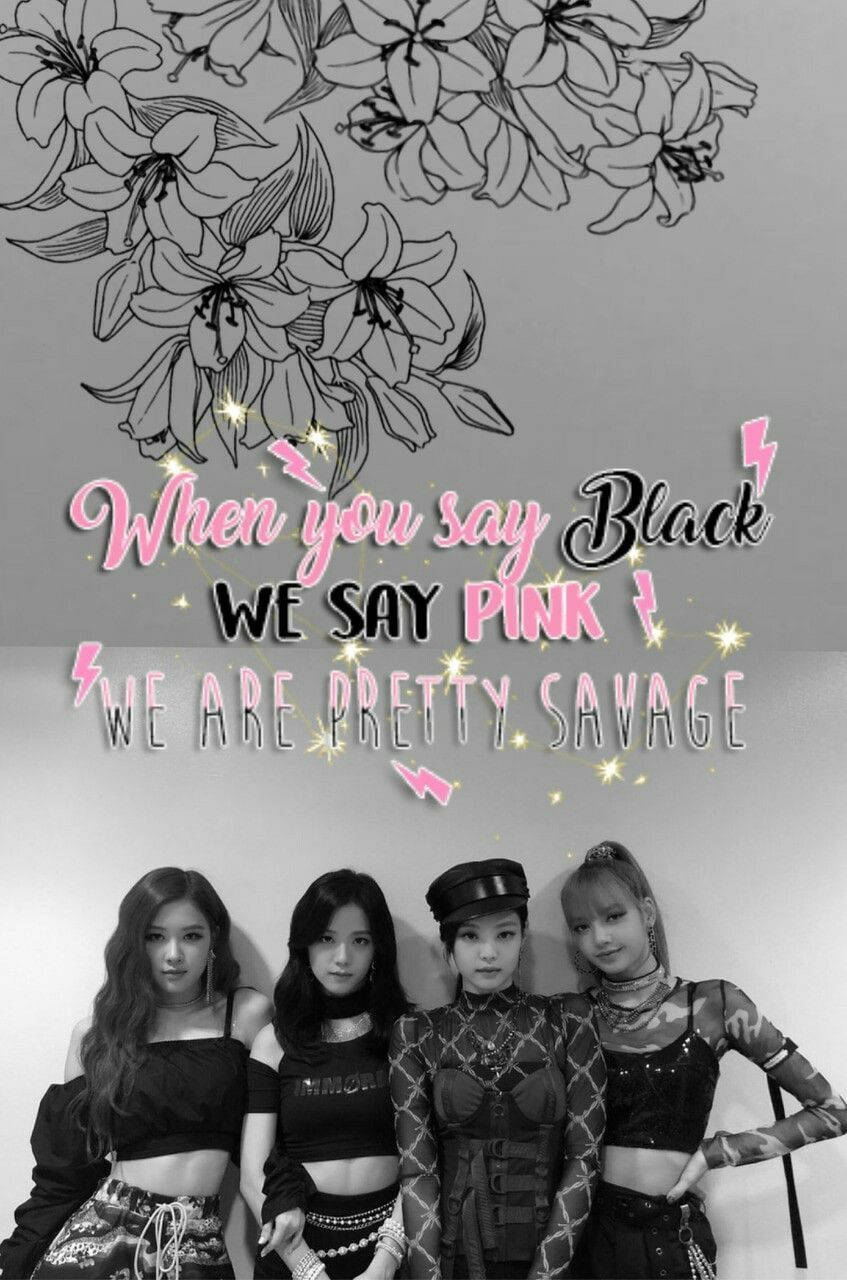 BLACKPINK 桌布 壁紙 — 四位身穿前衛服裝的女性站在花卉線條藝術下，粉紅色粗體文字宣告「When you say Black WE SAY PINK WE ARE PRETTY SAVAGE」。