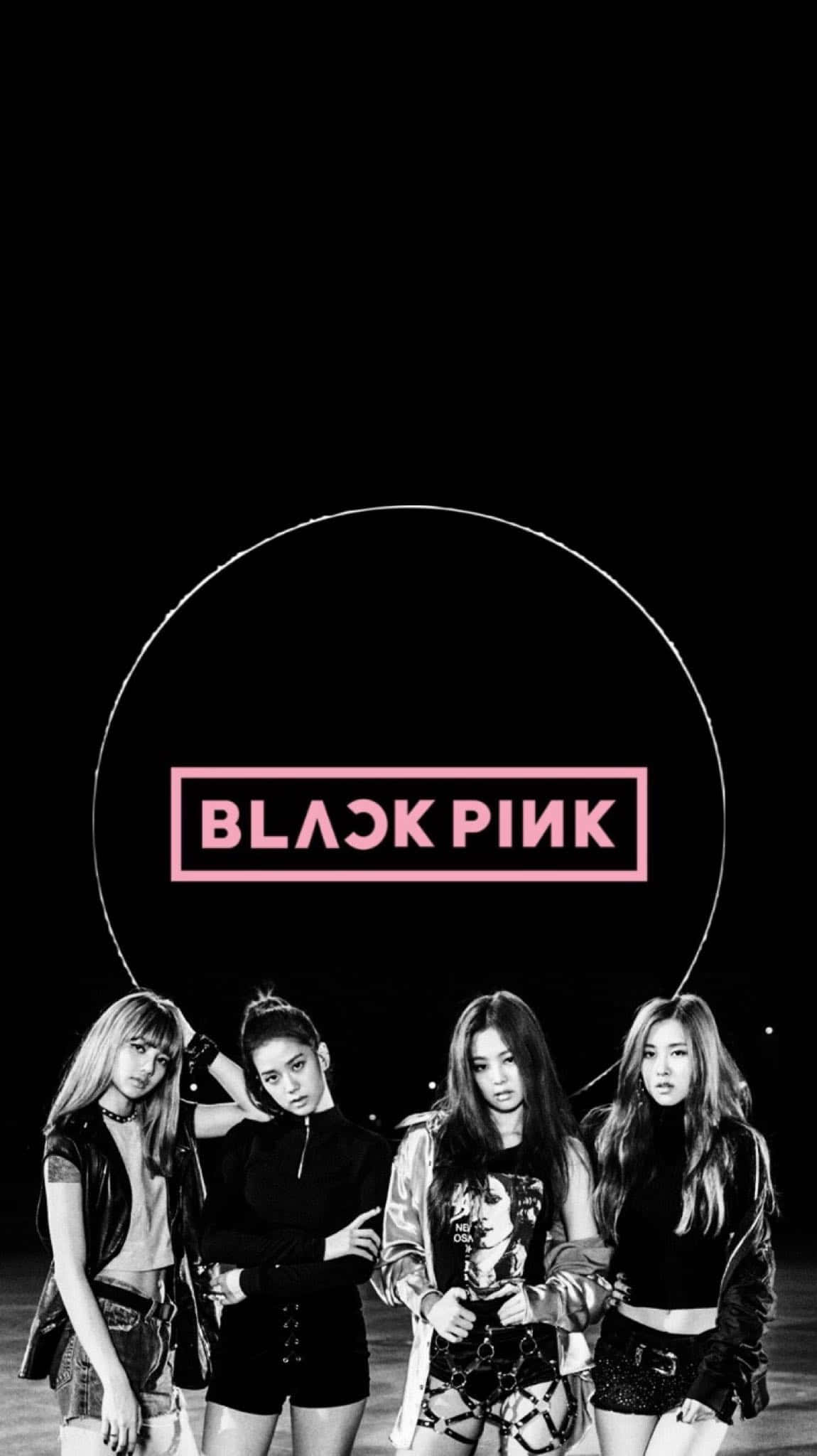 BLACKPINK 桌布 壁紙 — 四位身穿前衛服裝的女性自信地站在發光的粉紅色 BLACK PINK 標誌下，背景為 stark 黑色。