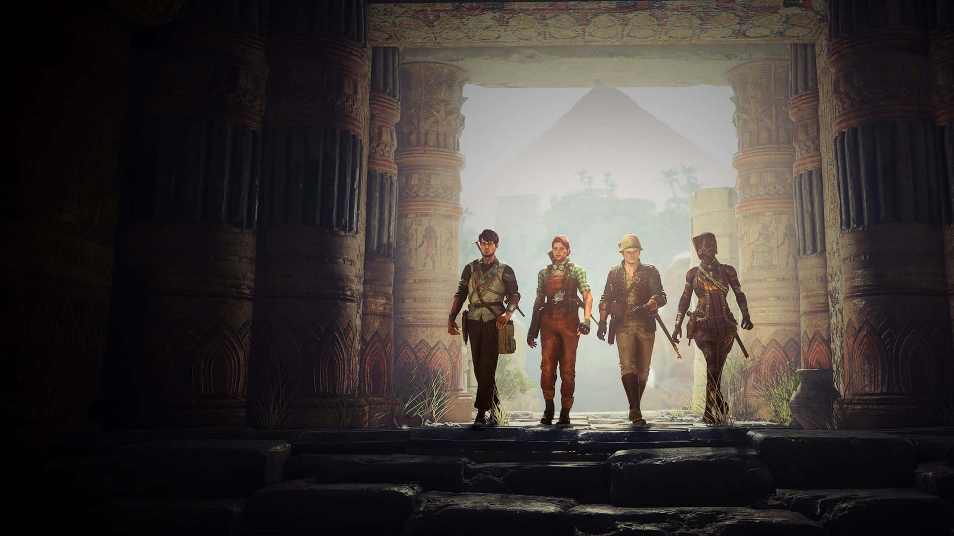 1366x768 Strange Brigade 桌布 壁紙 — 四位身穿堅固裝備的冒險者穿過古老石柱，走向遠方霧氣籠罩的金字塔。