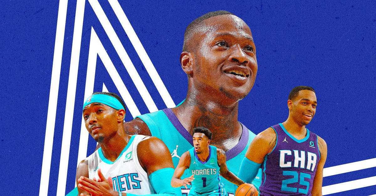 Hornets 桌布 壁紙 — 四位身穿夏洛特黃蜂隊球衣的籃球運動員在鮮明的藍白幾何背景前動態擺姿勢。