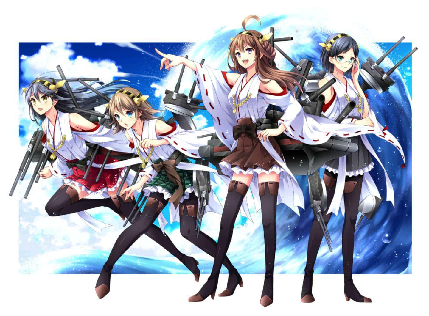 Kancolle 桌布 壁紙 — 四位身穿巫女服裝的動漫少女，在充滿活力的藍天和海洋背景下，動態地擺出姿勢，手持艦炮。