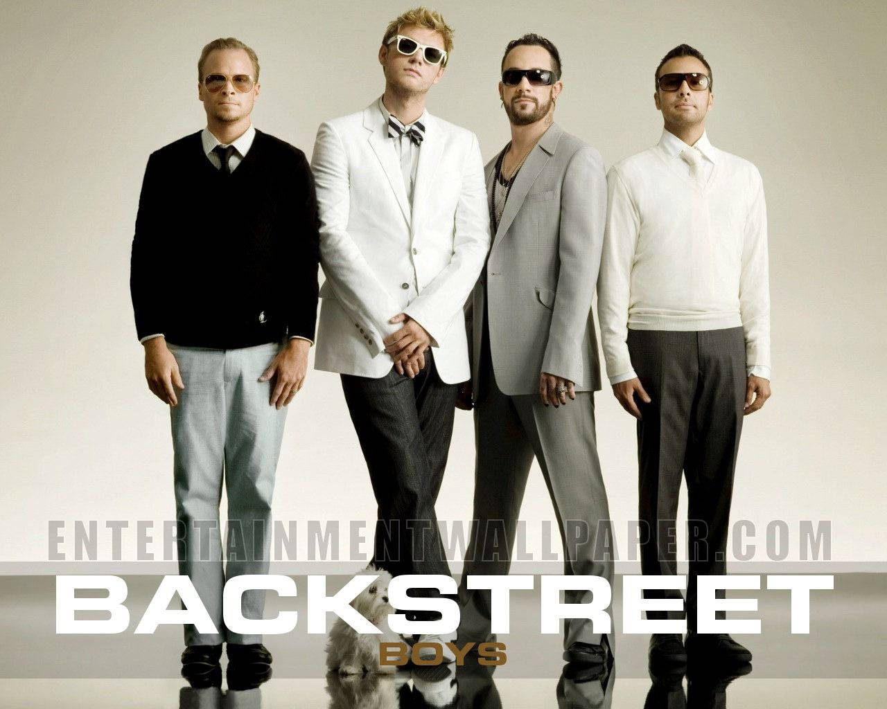 Backstreet 桌布 壁紙 — 四位身穿時尚西裝和太陽眼鏡的男士在簡約的攝影棚背景前自信地擺姿勢，地板有反射效果。