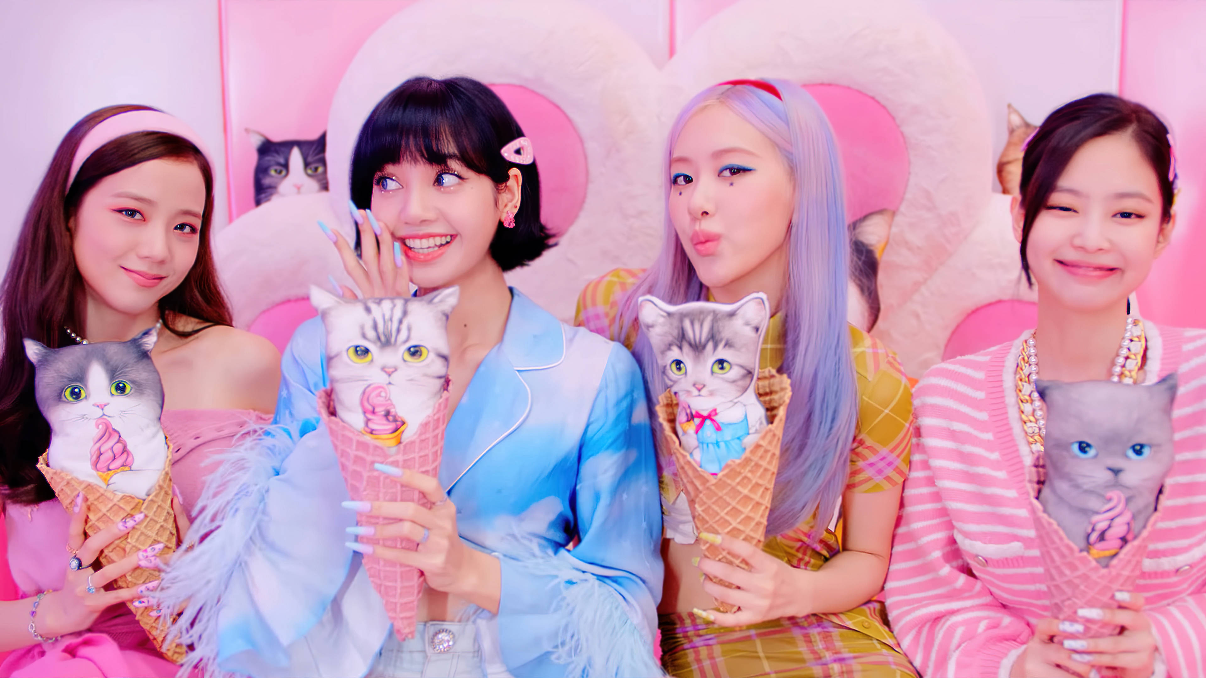 BLACKPINK 桌布 壁紙 — 四位身穿柔和色調服裝的女性，在粉紅色心形背景前手持貓咪主題冰淇淋甜筒。
