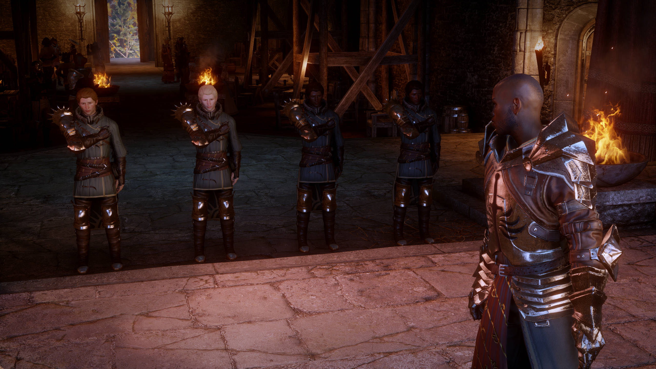 Dragon Age 桌布 壁紙 — 四位身穿盔甲的騎士站在昏暗的石廳中，面對一位孤獨的盔甲人物，周圍的火盆中燃燒著火焰。