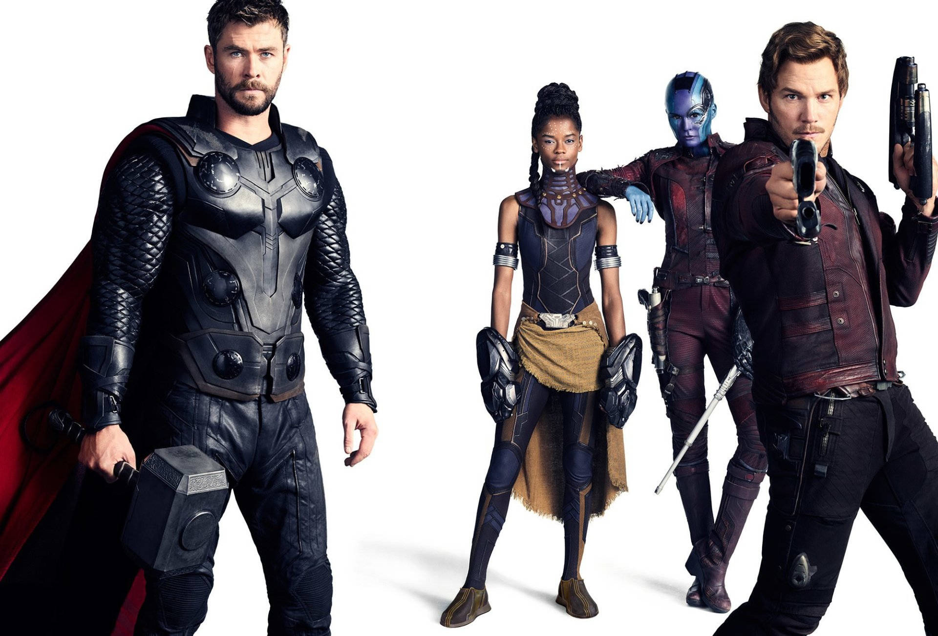 Shuri 桌布 壁紙 — 四位身穿精細服裝的超級英雄在純白背景前自信地擺出姿勢，配以戲劇性的燈光效果。
